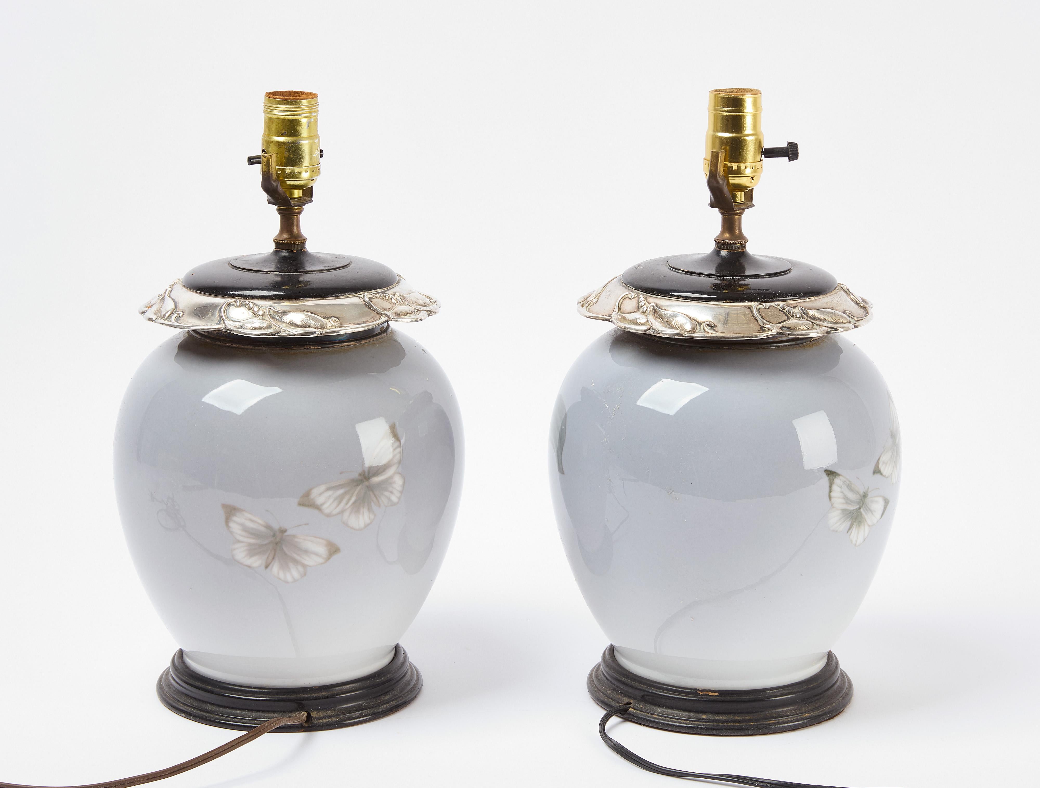 Pareja de lámparas de porcelana plateada con montura de bronce Estadounidense en venta