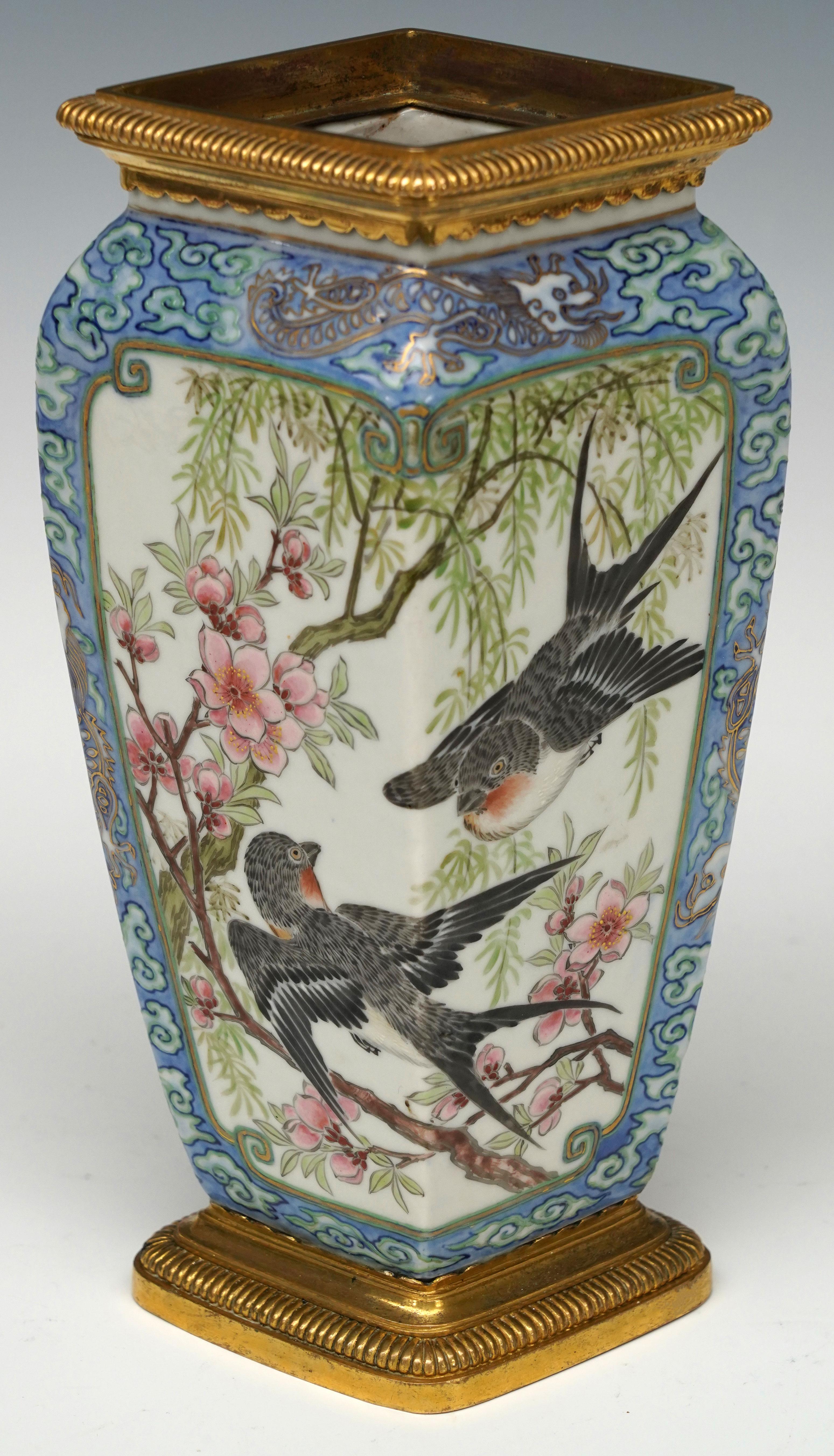 Mouvement esthétique Paire  de vases en porcelaine, L'Escalier de Cristal, France, 1890 en vente
