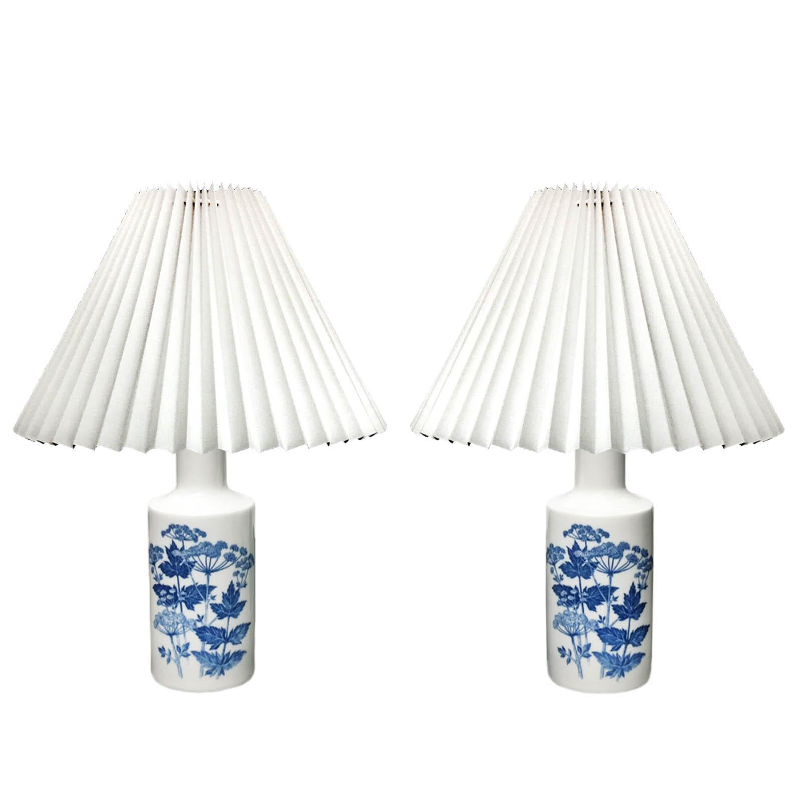 Paire de lampes de table en porcelaine par Fog & Morup pour Royal Copenhagen, Danemark années 1960.
Lampes danoises en porcelaine blanche avec un décor bleu de plantes de panais peint à la main par l'artiste danois Kaj Lange dans les années 1960.
