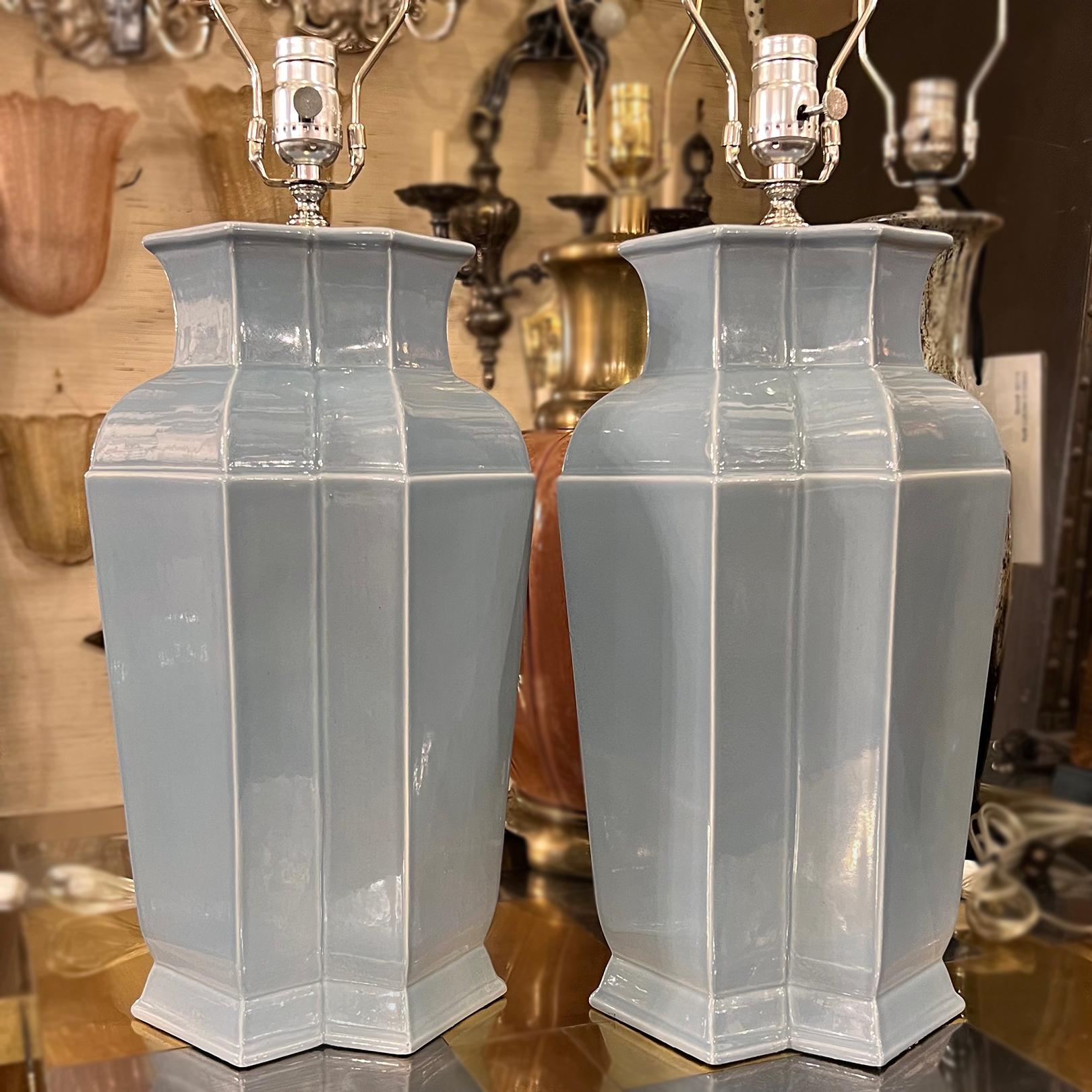 Paar Porzellan-Tischlampen (Mitte des 20. Jahrhunderts) im Angebot