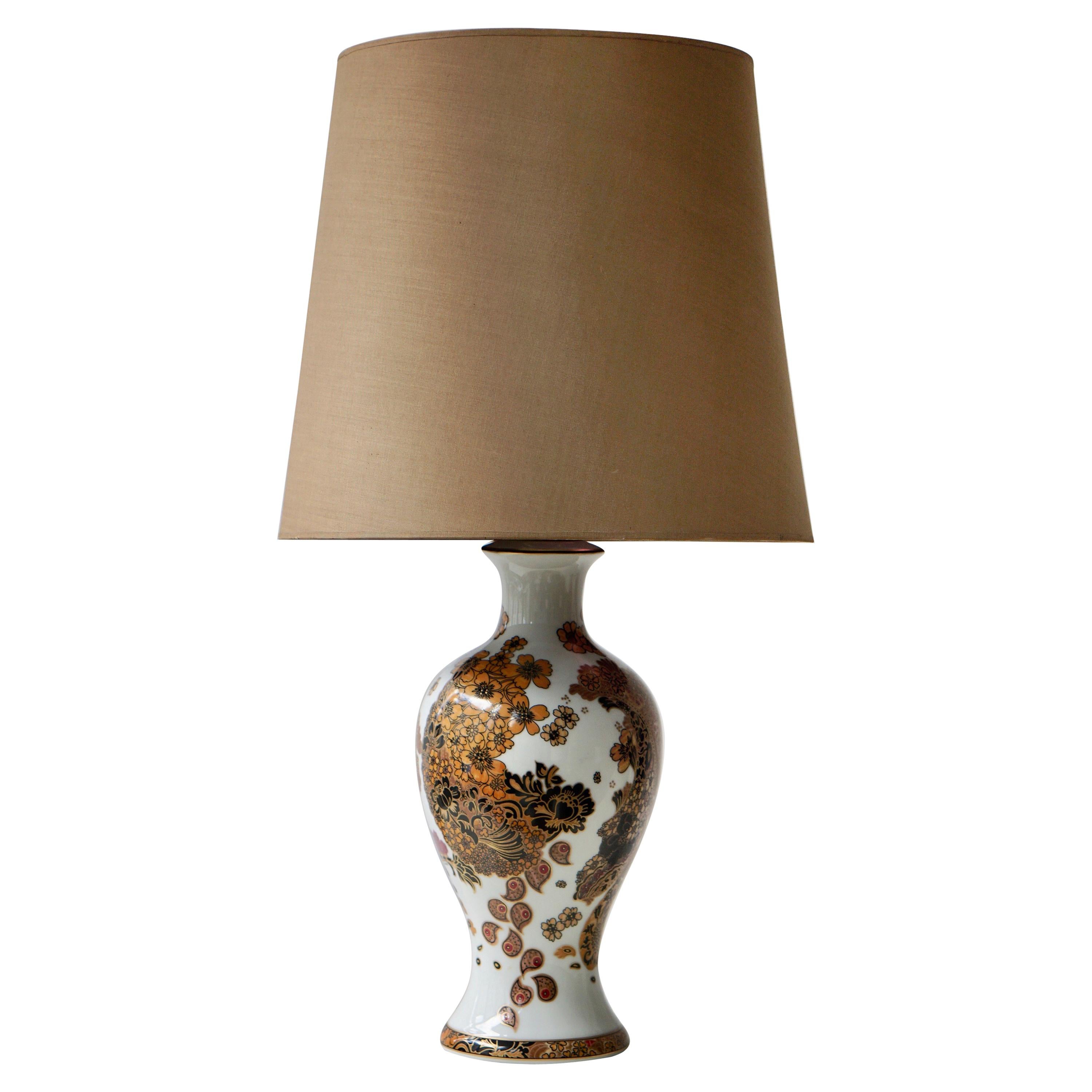 Una lámpara de mesa de porcelana