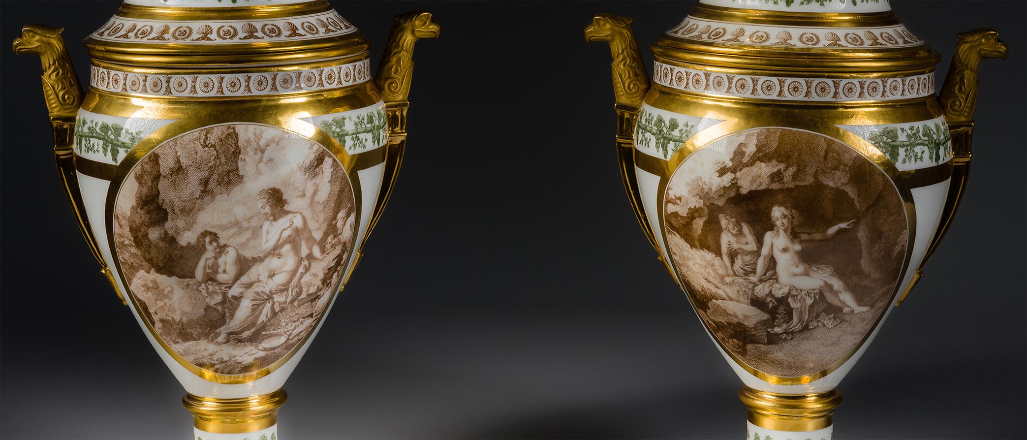 Pareja de Enfriadores de Frutas de Porcelana en Forma de Urna con Tapas y Revestimientos Dorado en venta