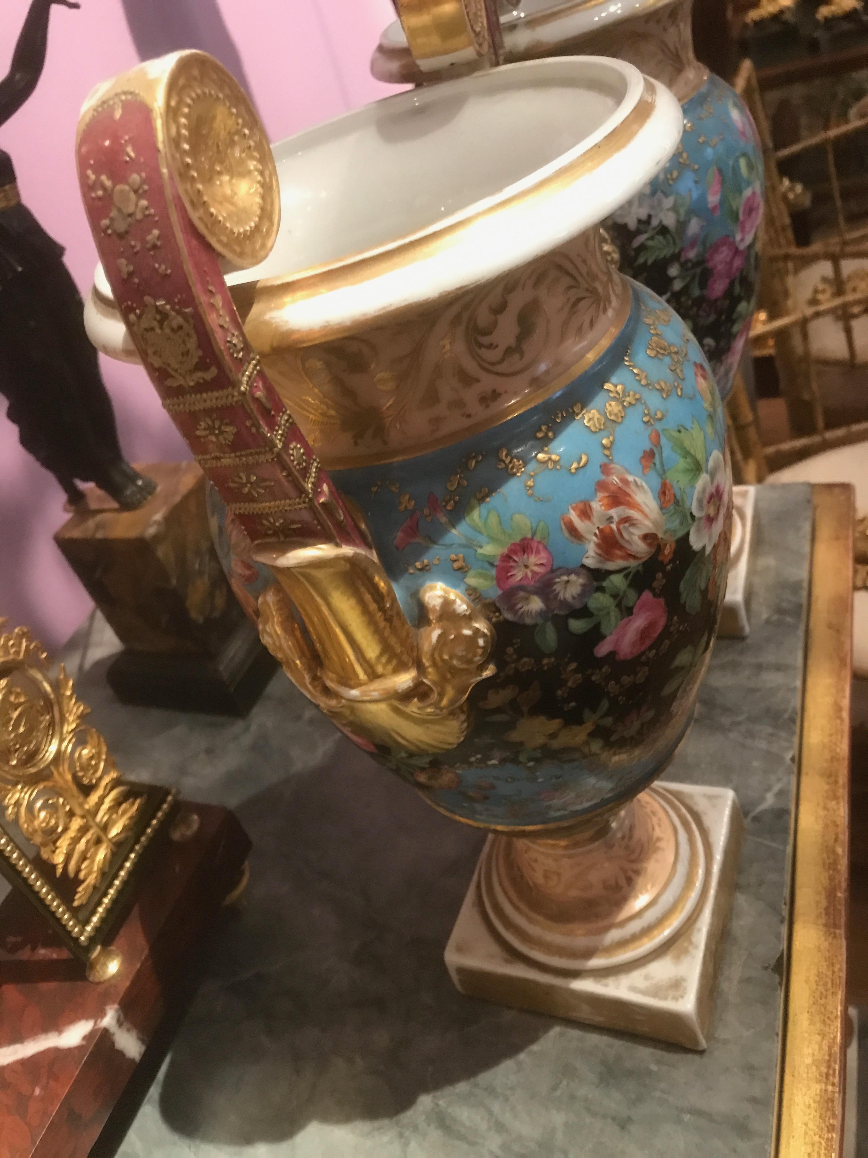 Pair of Porcelain Urns, Empire circa 1800 In Good Condition For Sale In Stockholm, SE