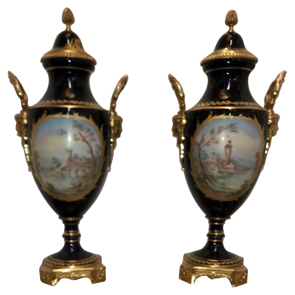 Paire d'urnes en porcelaine