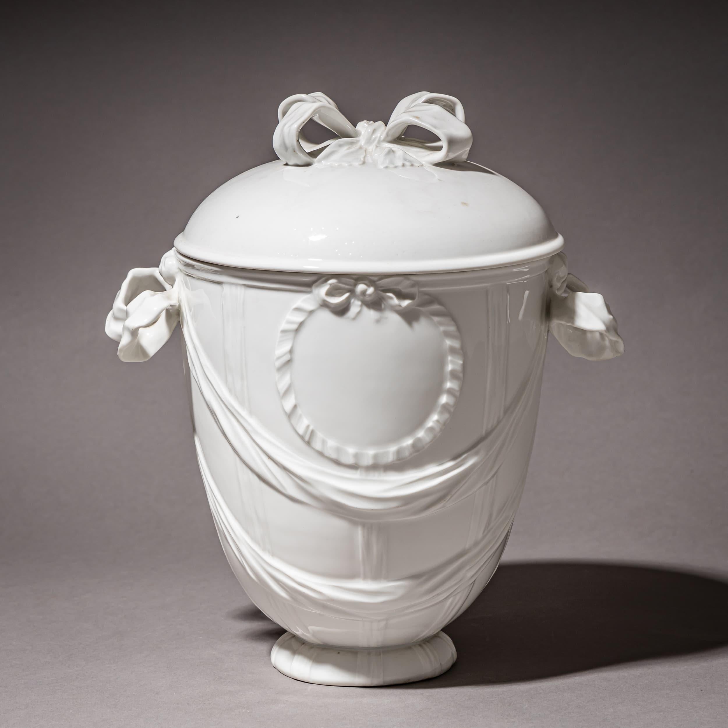 Pair of Porcelain Urns, KPM Berlin, 1990s In Excellent Condition For Sale In Greding, DE