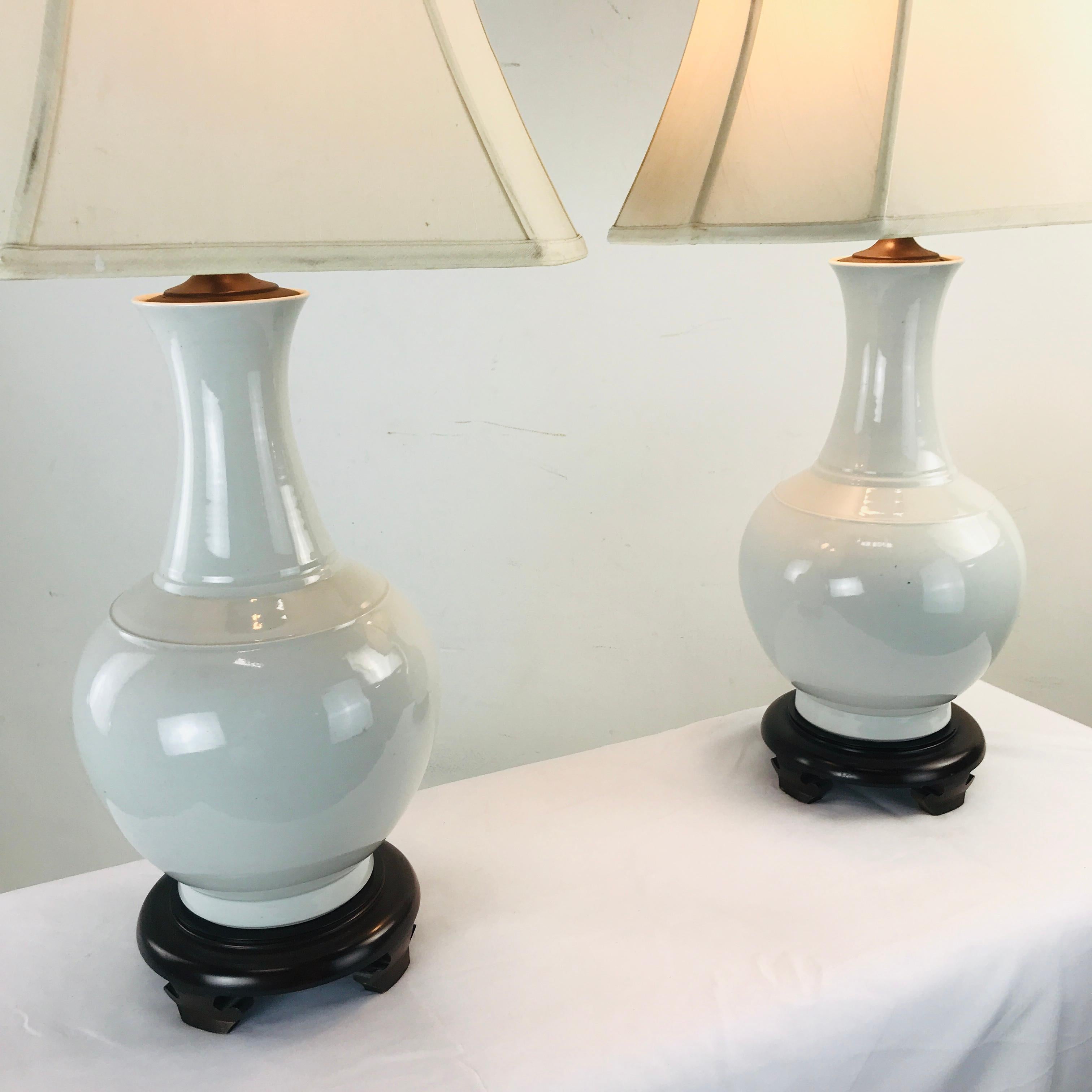 Travail du bois Paire de lampes à vase en porcelaine en vente