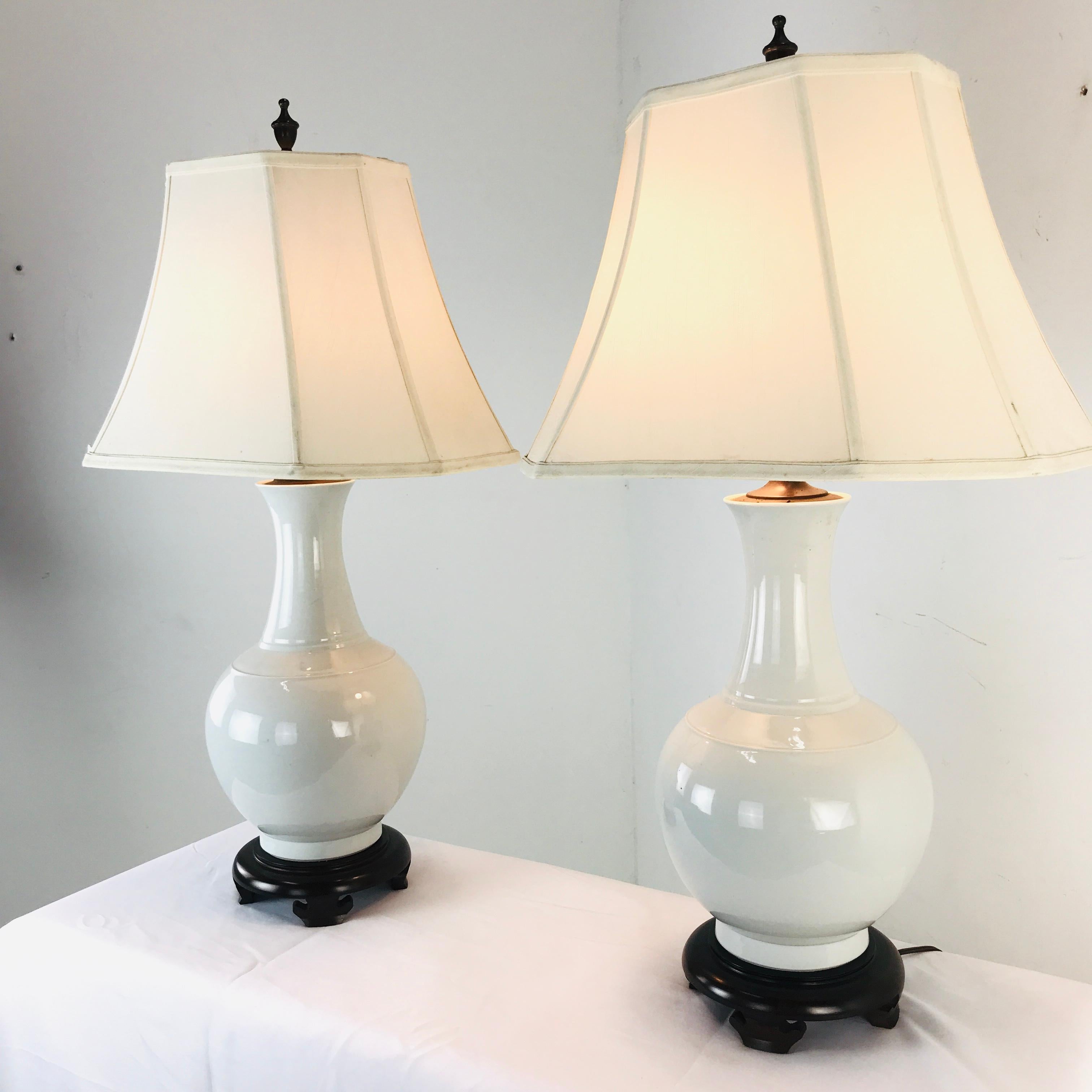 Pair of Porcelain Vase Lamps In Good Condition For Sale In Dallas, TX