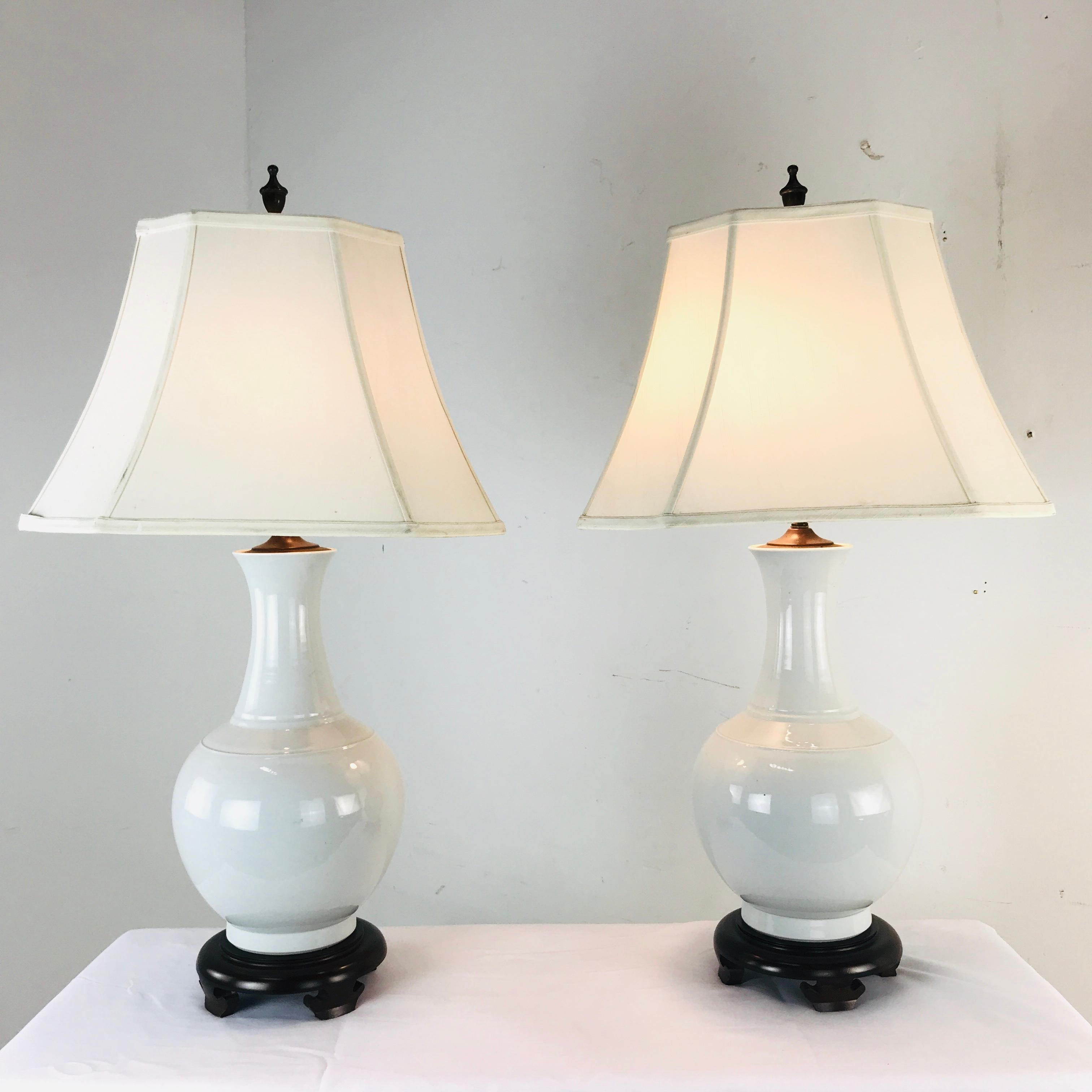 20ième siècle Paire de lampes à vase en porcelaine en vente