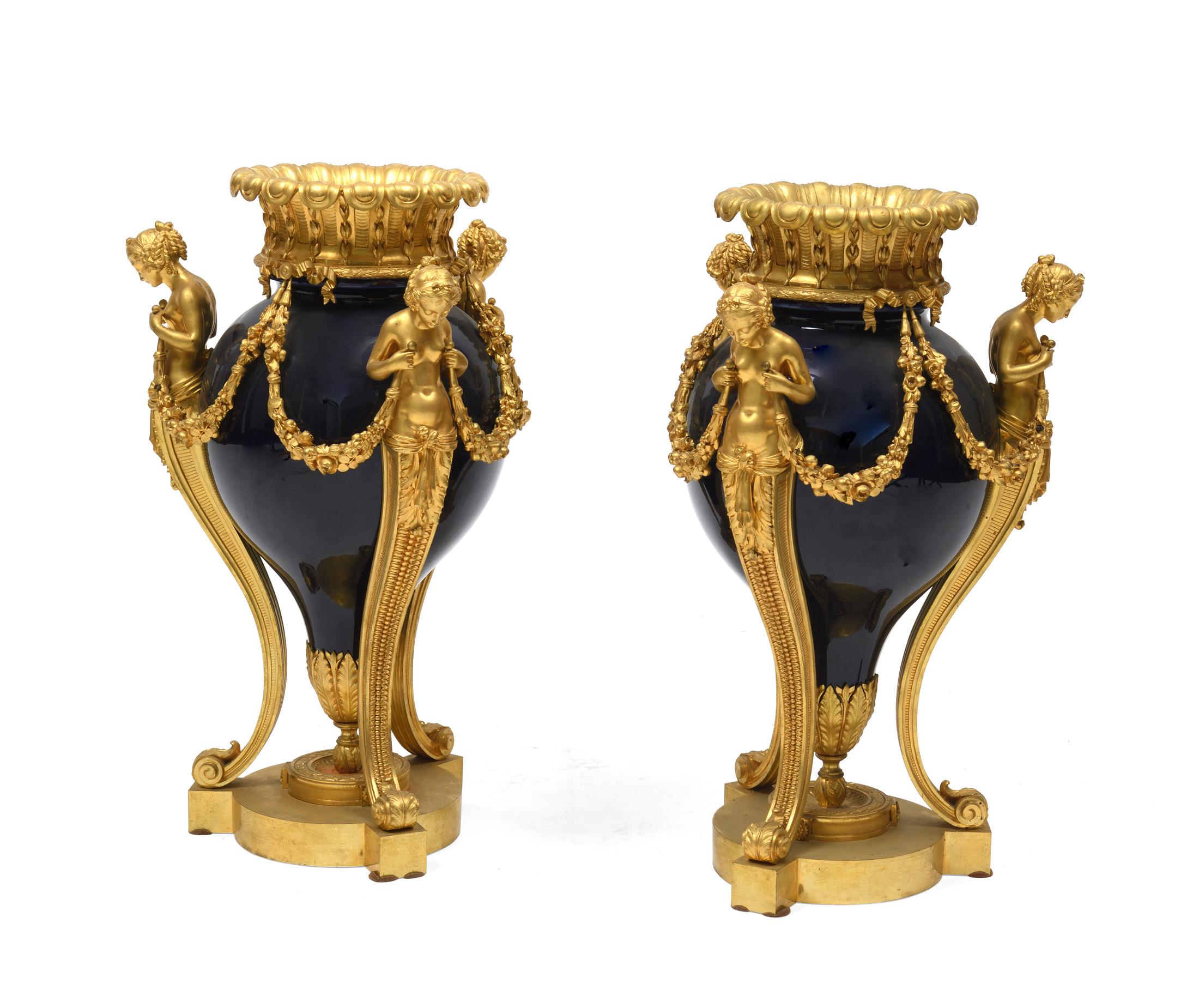 Paire de vases en bronze et porcelaine bleu cobalt avec têtes de femmes en bronze sur les côtés .le bronze de ces vases est d'une grande qualité Pas de signe mais ils ont été réalisés par un grand bronzier de l'époque parisienne.
Ce modèle est