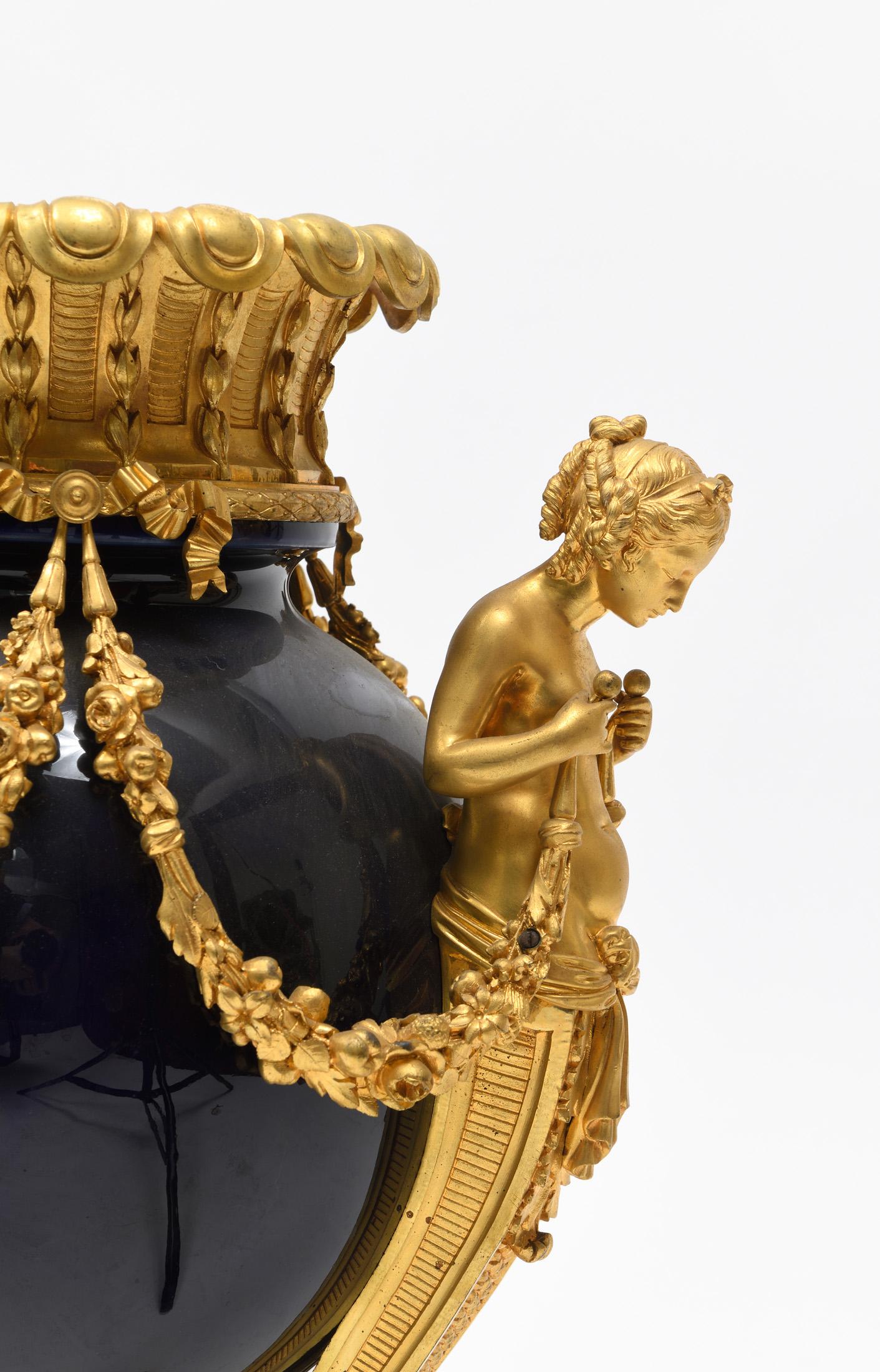 Porzellanvase aus Goldbronze und Bronze, Paar (Louis XVI.) im Angebot