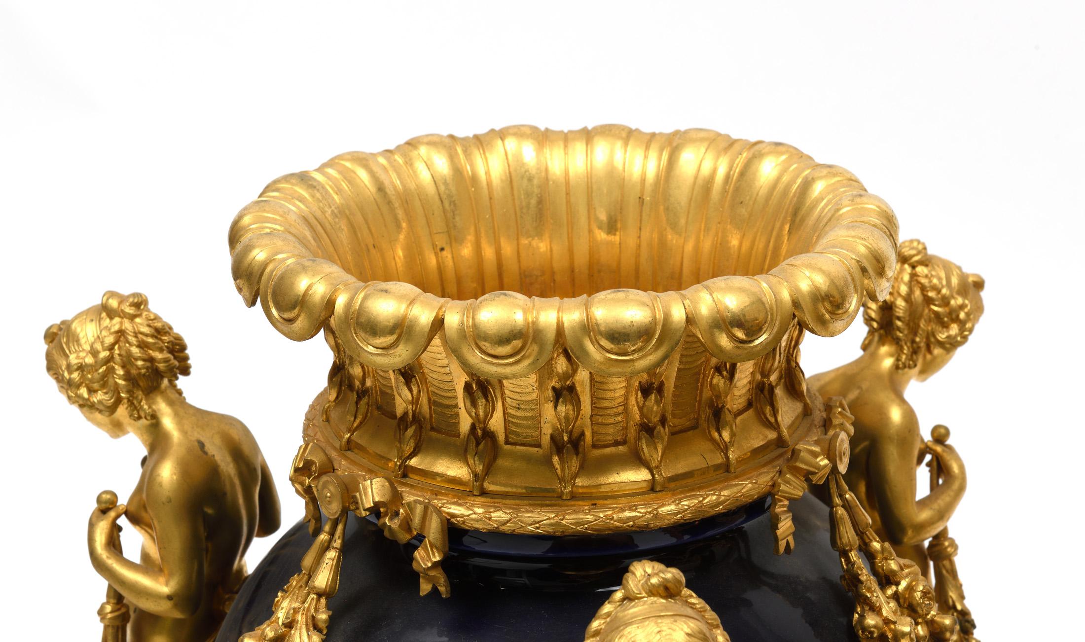 Porzellanvase aus Goldbronze und Bronze, Paar (Französisch) im Angebot