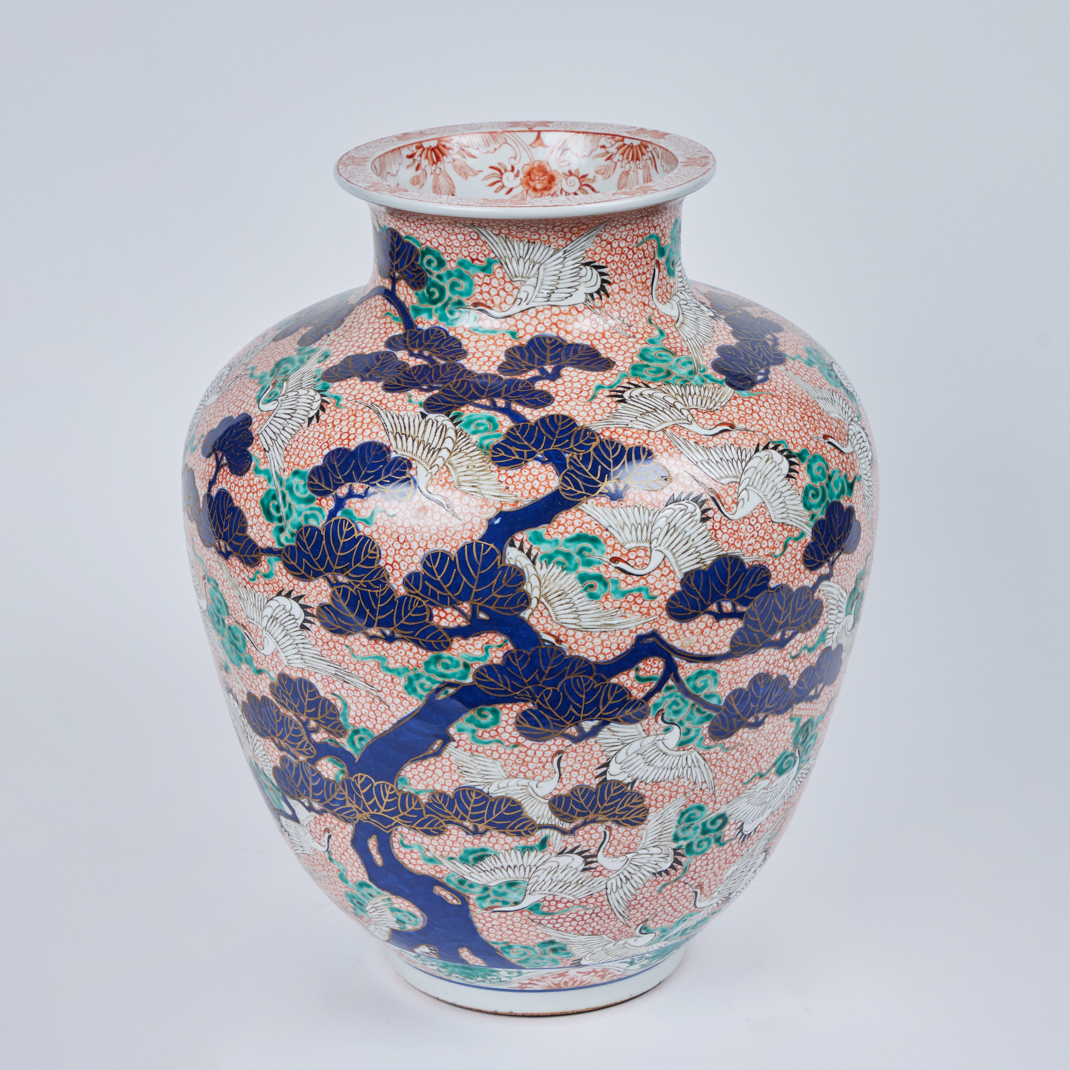 Ces vases en porcelaine, magnifiquement peints à la main dans le style 