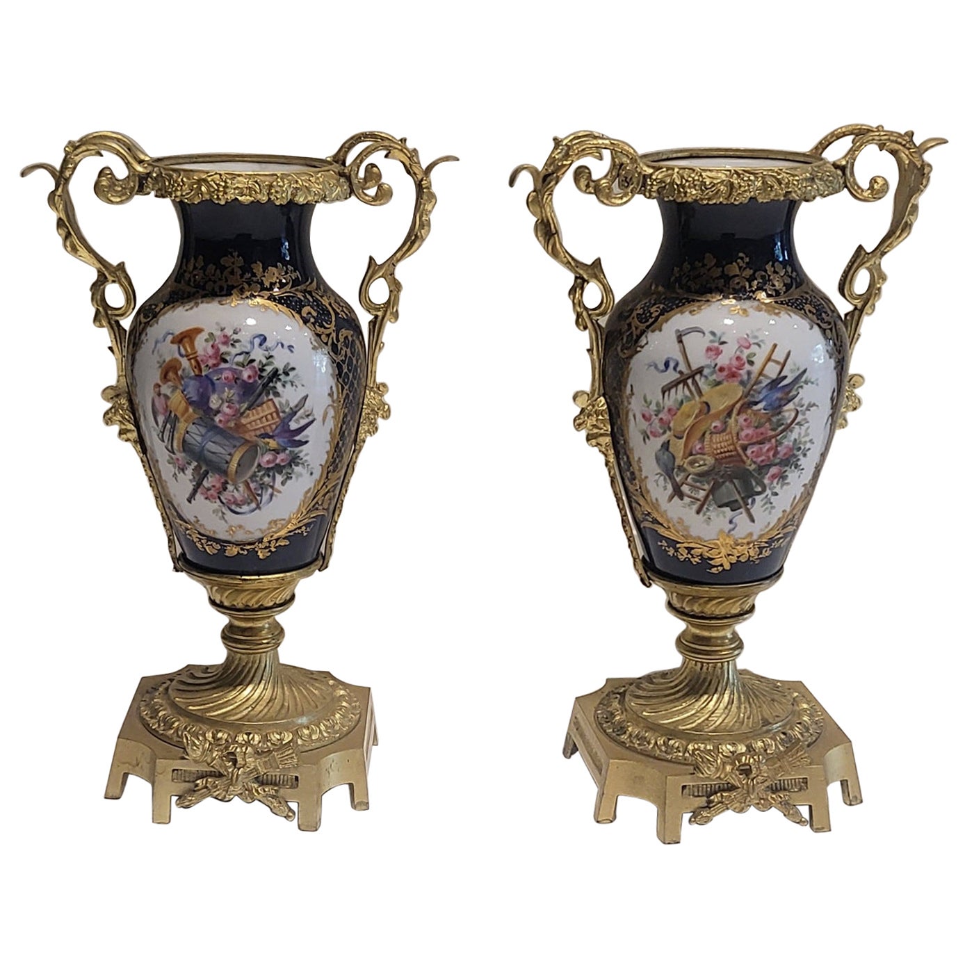 Pareja de jarrones de porcelana
