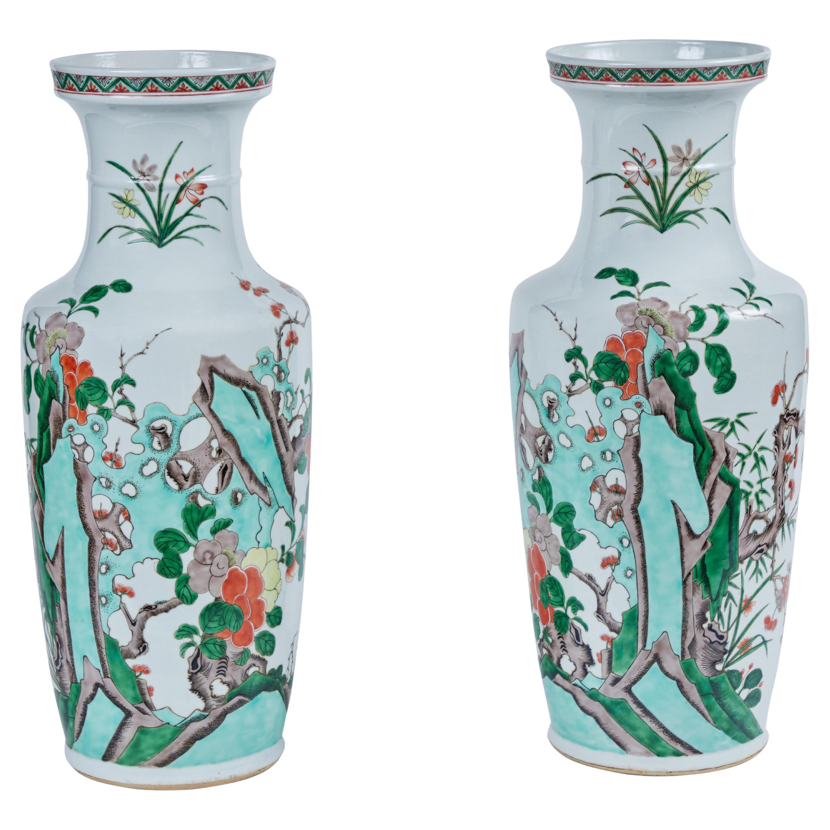 Paar Vasen aus Porzellan mit Tabakblattverzierung