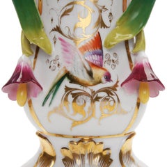 Par de jarrones de porcelana, Francia, de la marca «Vieux Paris» (Viejo París), mediados del siglo XIX.