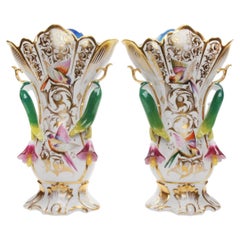 Par de jarrones de porcelana, Francia, de la marca «Vieux Paris» (Viejo París), mediados del siglo XIX.