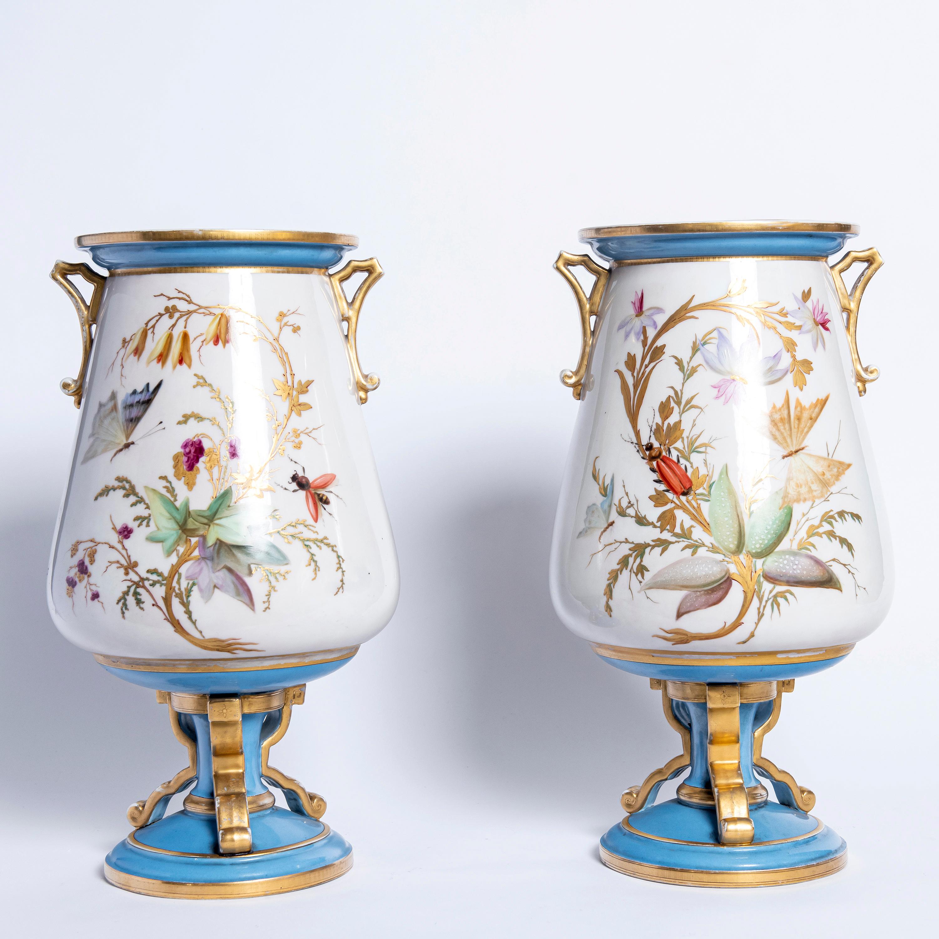Paar Porzellanvasen, Frankreich, spätes 19. Jahrhundert (Französisch) im Angebot