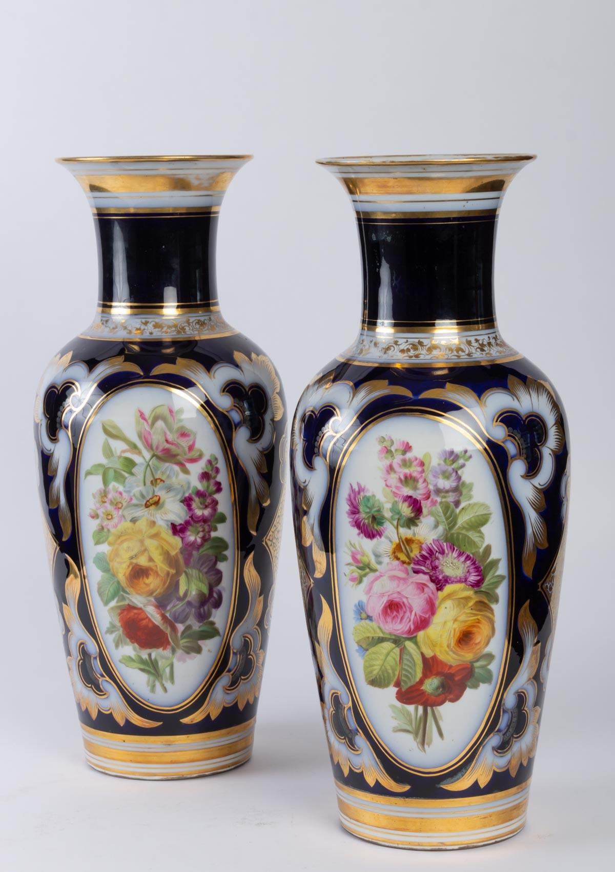 Pair of Paris porcelain vases
Late 19th century period, Napoleon III
Height: 46cm