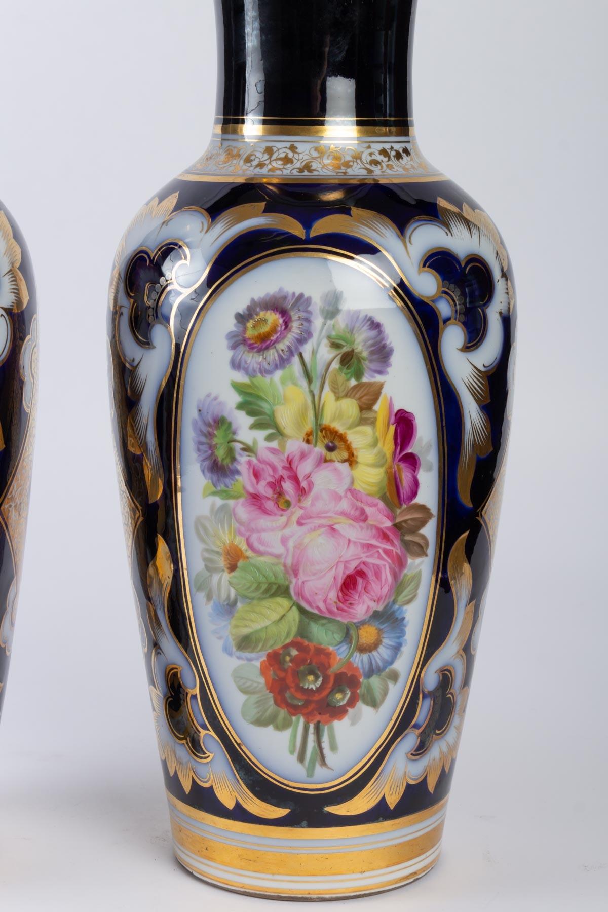 Pair of Porcelain Vases from Paris, 19th Century, Napoleon III  In Good Condition In Saint-Ouen, FR