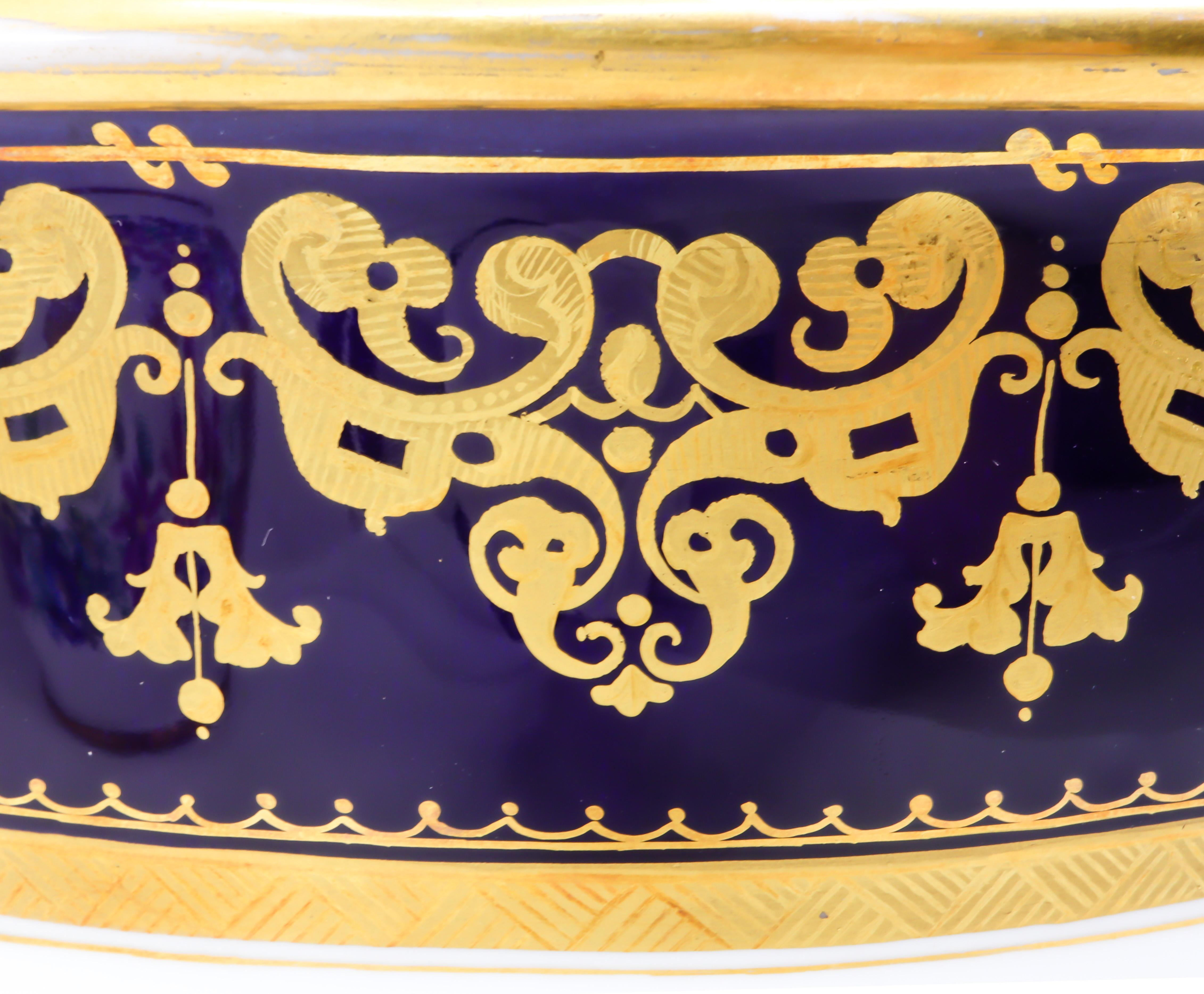 Paar Porzellanvasen, handbemalt, französisch, 19. Jahrhundert, markiert für Sevres im Angebot 9