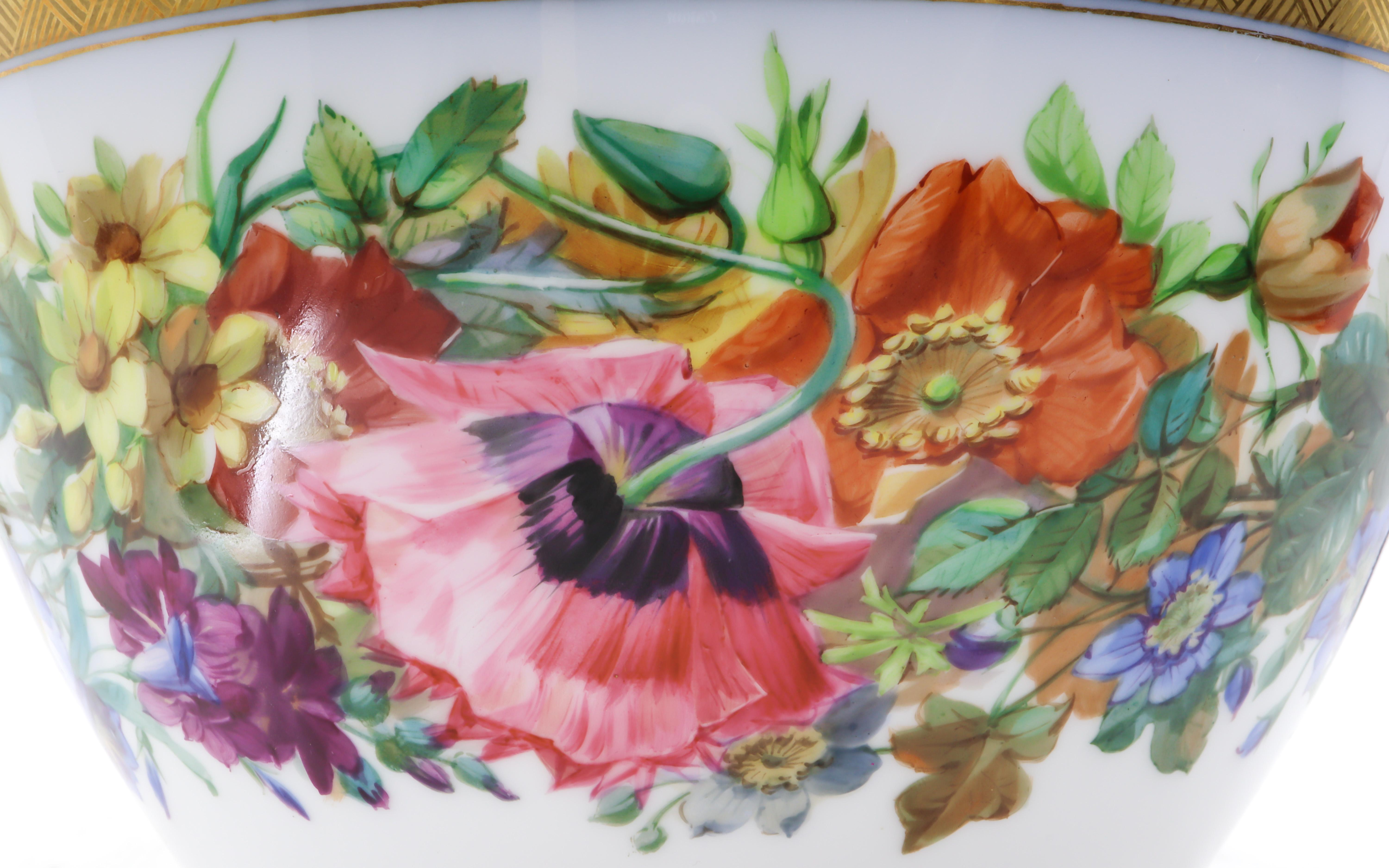 Paar Porzellanvasen, handbemalt, französisch, 19. Jahrhundert, markiert für Sevres im Angebot 1