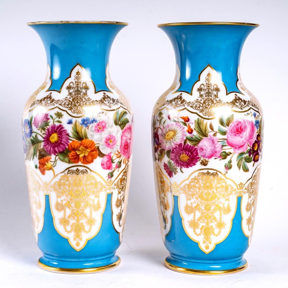 Pair of porcelain vases, late 19th century
A pair of porcelain vases with flowers on a gold and blue background, late 19th century
Measures: H: 32.5 cm, D: 16 cm.
    