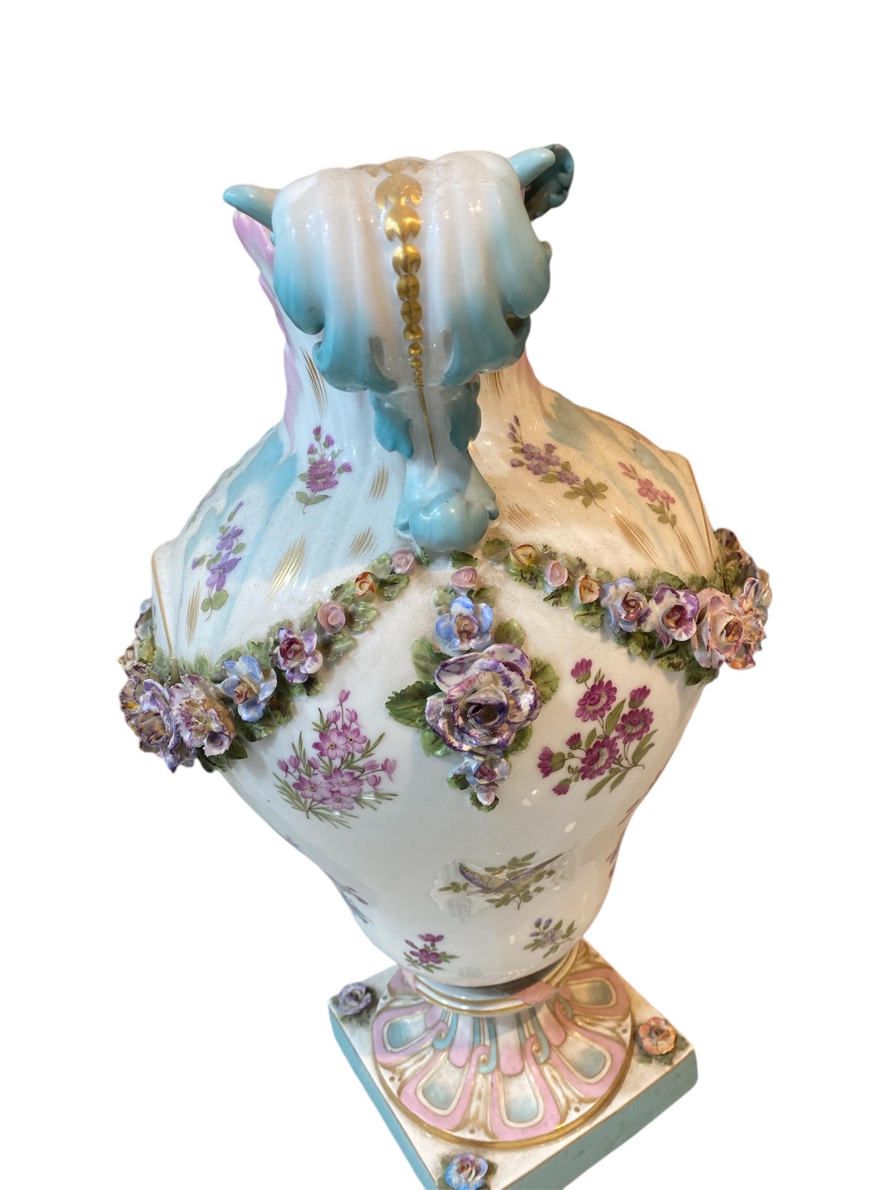 Il s'agit d'une paire de vases en porcelaine de Meissen du XIXe siècle, d'une grande beauté. Le dessin présente des motifs floraux complexes, typiques de l'art de Meissen, ornés de fleurs peintes à la main dans des teintes douces de rose, de violet,