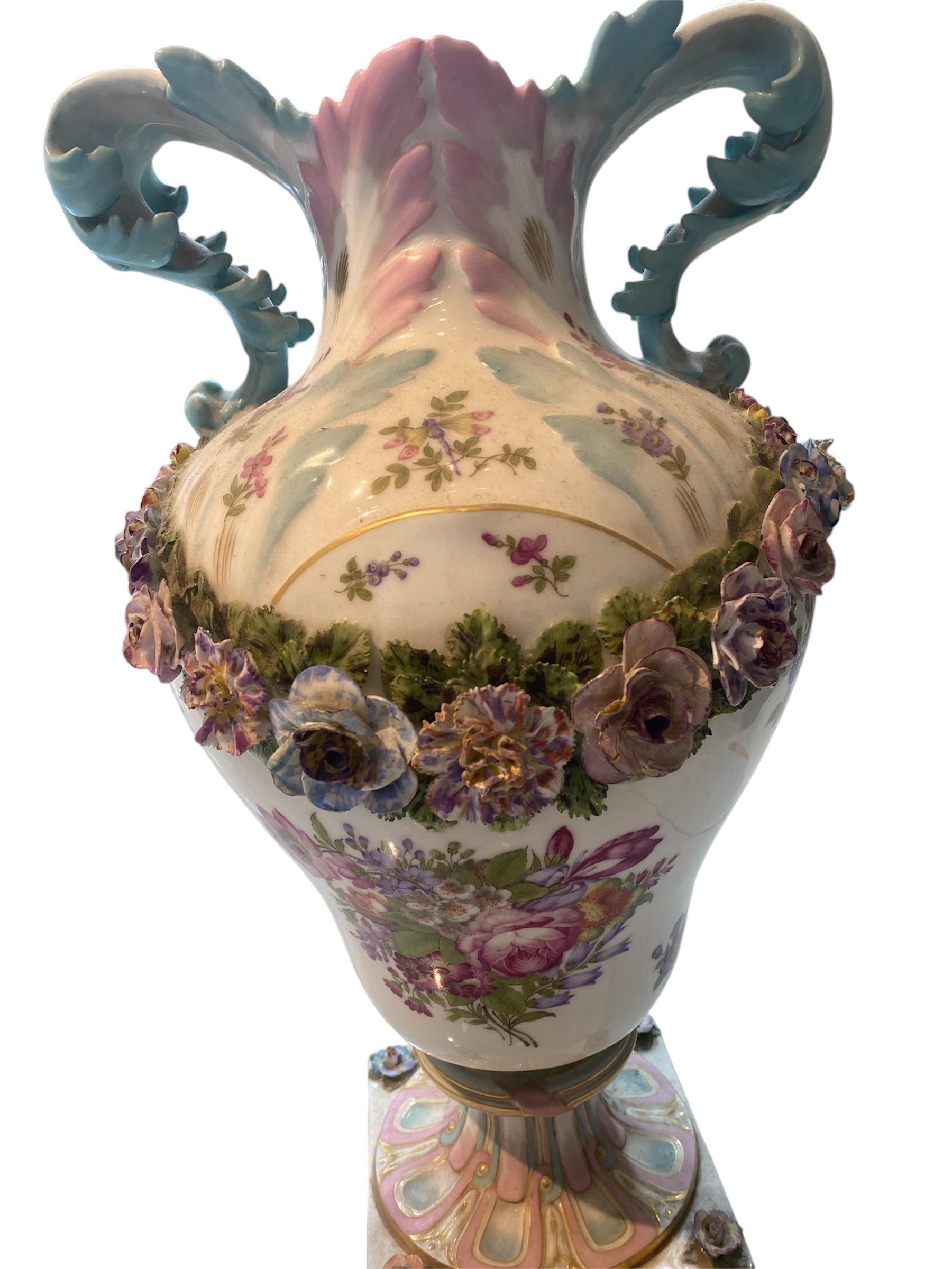 Arts and Crafts Paire de vases en porcelaine Meissen en vente