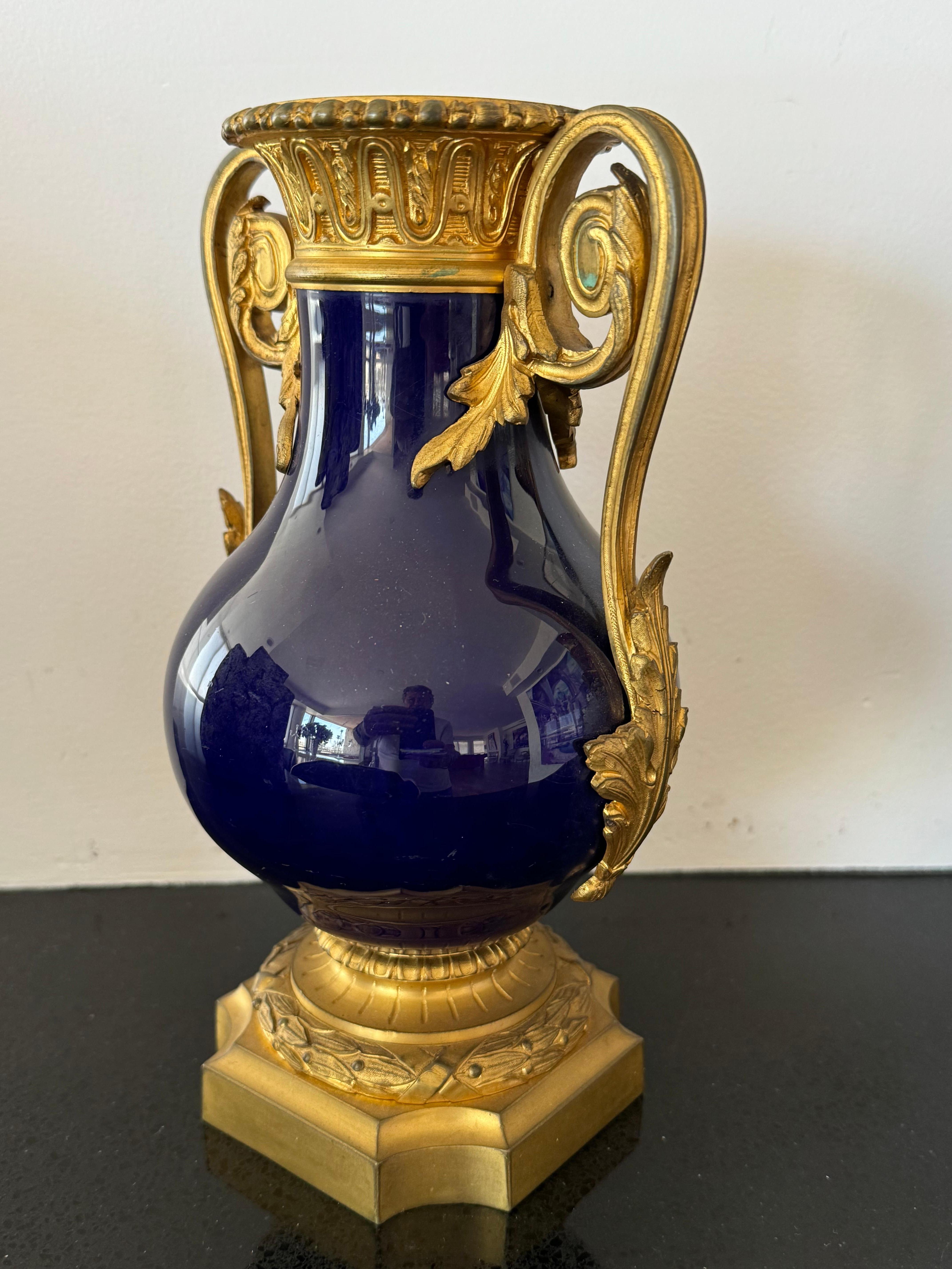 Magnifica e rara coppia di vasi in bronzo ormolu e porcellana  blu cobalto La qualità di questi vasi è stata realizzata da  uno dei grandi bronzisti di questo periodo
