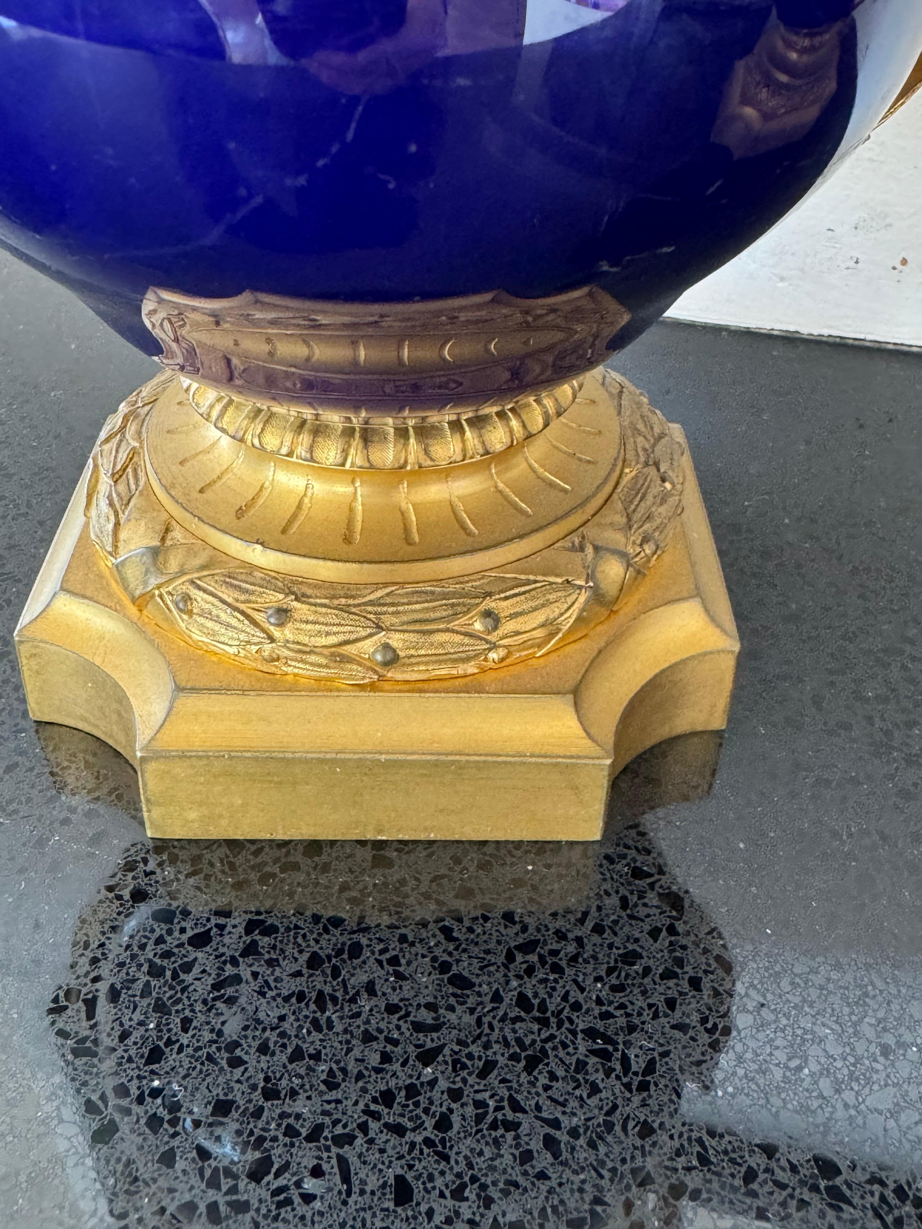 Luigi XVI Coppia di vasi in porcellana francese del XIX secolo con bronzo ormolinato in vendita