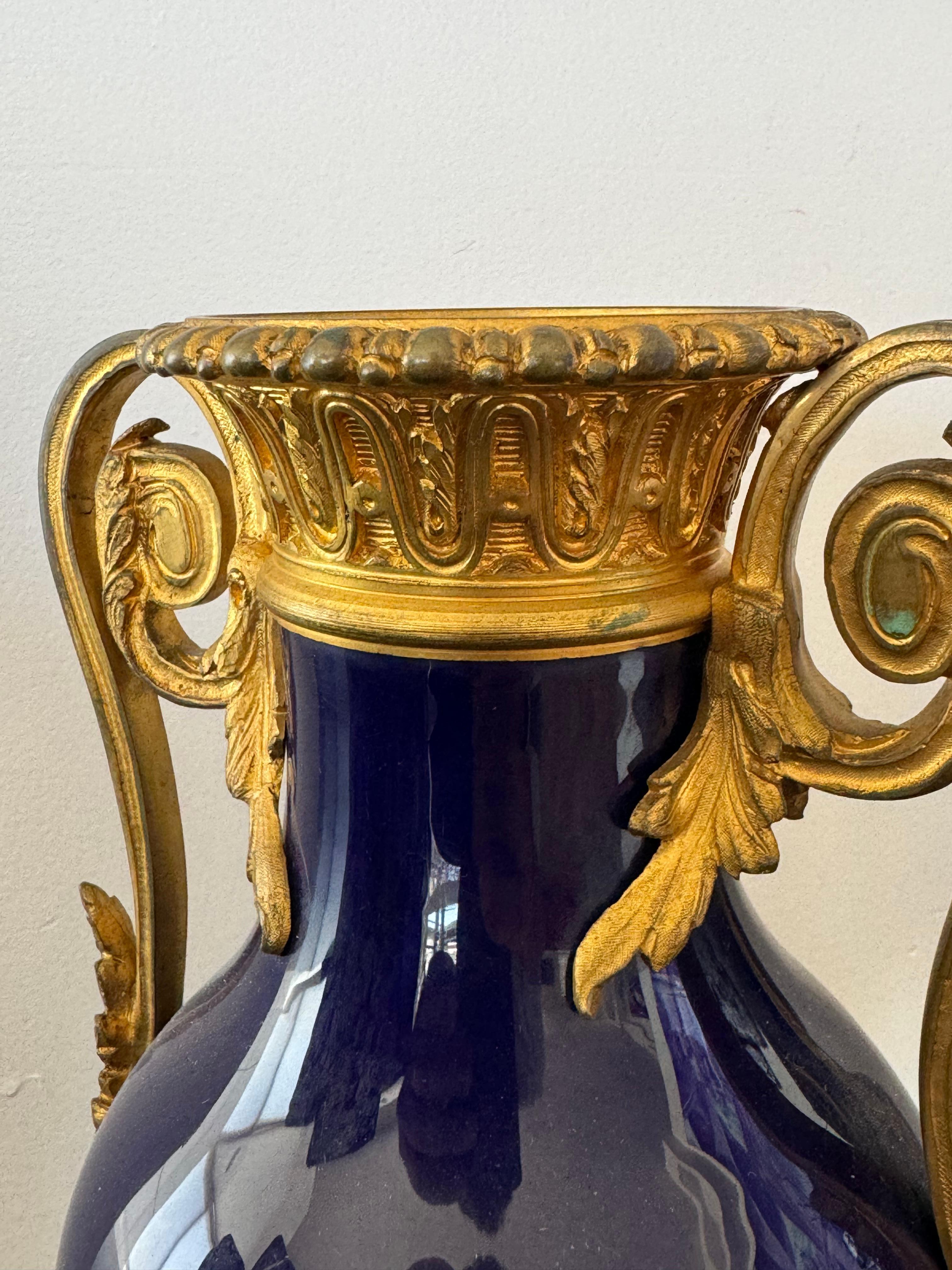 Francese Coppia di vasi in porcellana francese del XIX secolo con bronzo ormolinato in vendita