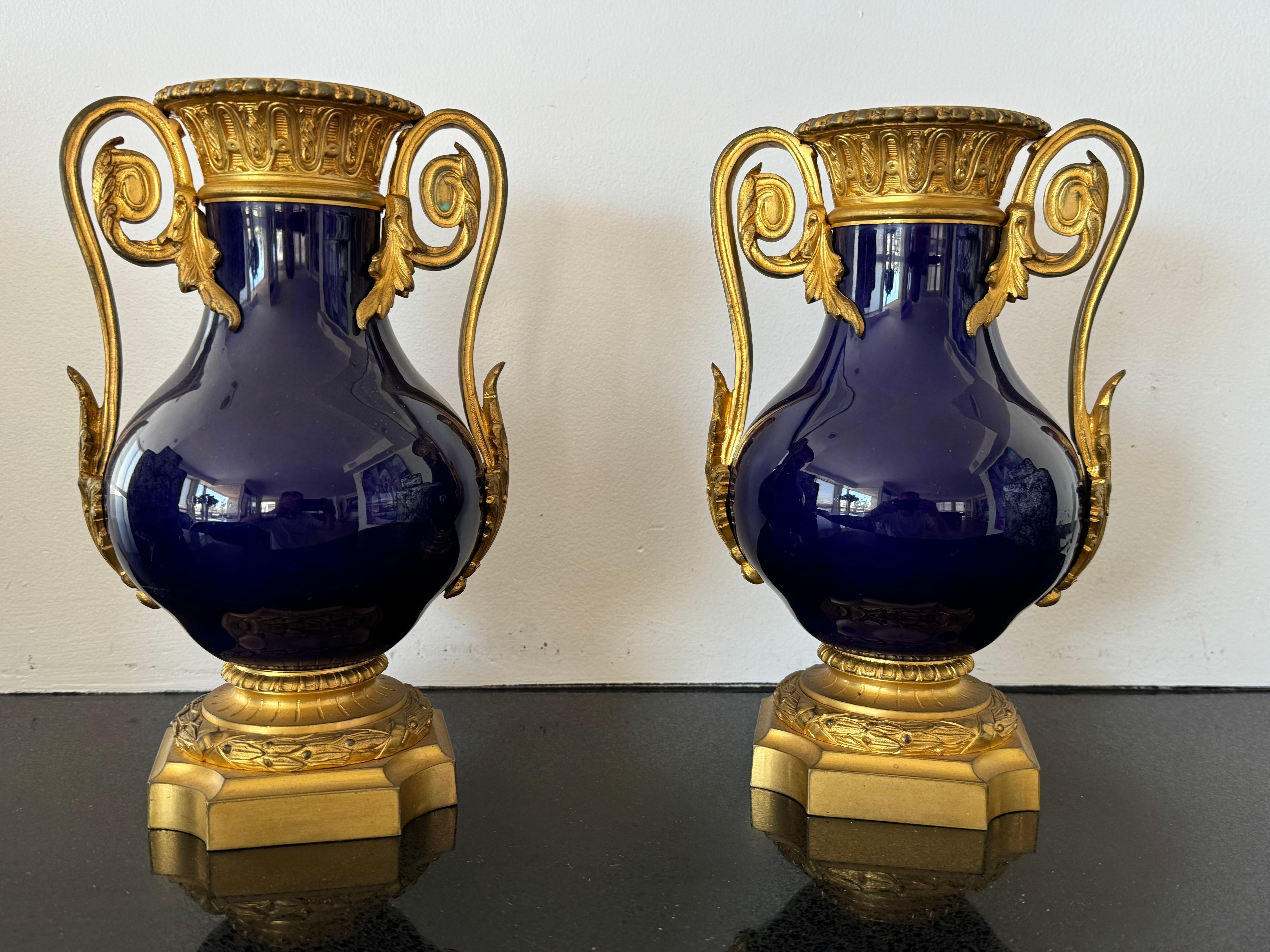 Coppia di vasi in porcellana francese del XIX secolo con bronzo ormolinato In condizioni buone in vendita a Los Angeles, CA
