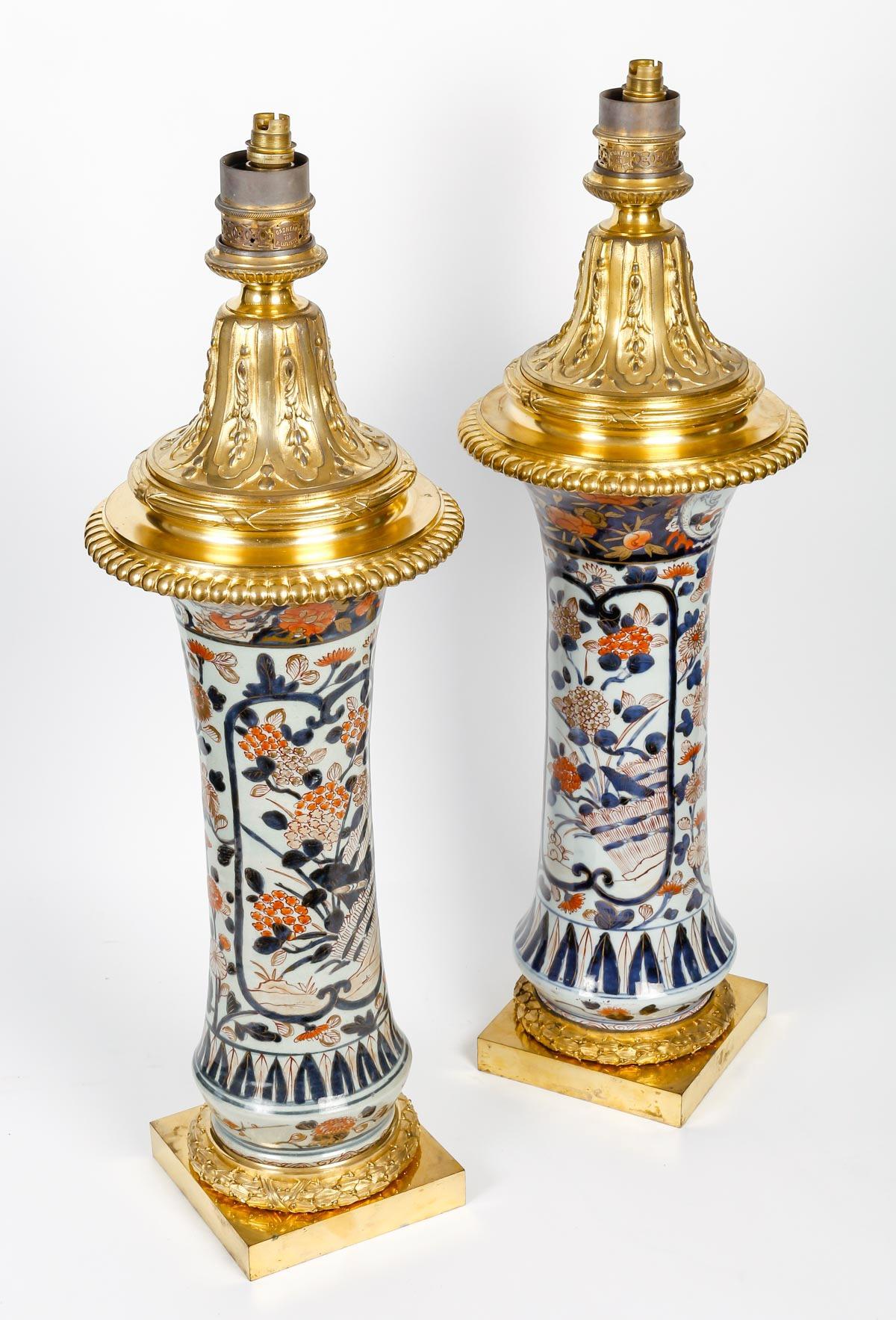 Français Paire de vases en porcelaine montés en lampes en bronze doré de Gagneau Paris  XIXème siècle en vente