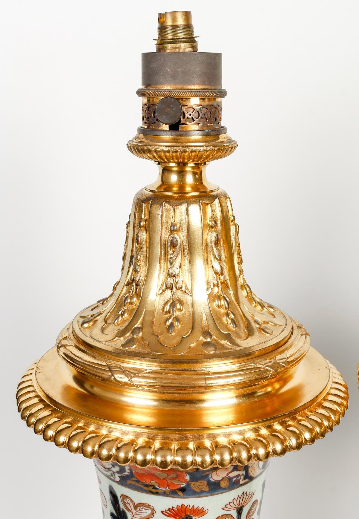 Peint à la main Paire de vases en porcelaine montés en lampes en bronze doré de Gagneau Paris  XIXème siècle en vente