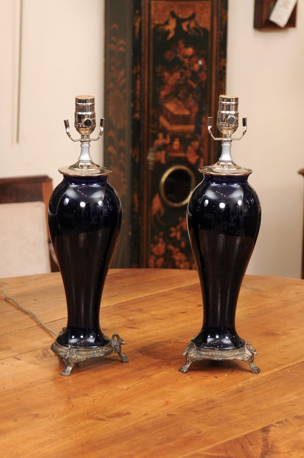 Paire de vases en porcelaine utilisés comme lampes, 20e siècle en vente 6