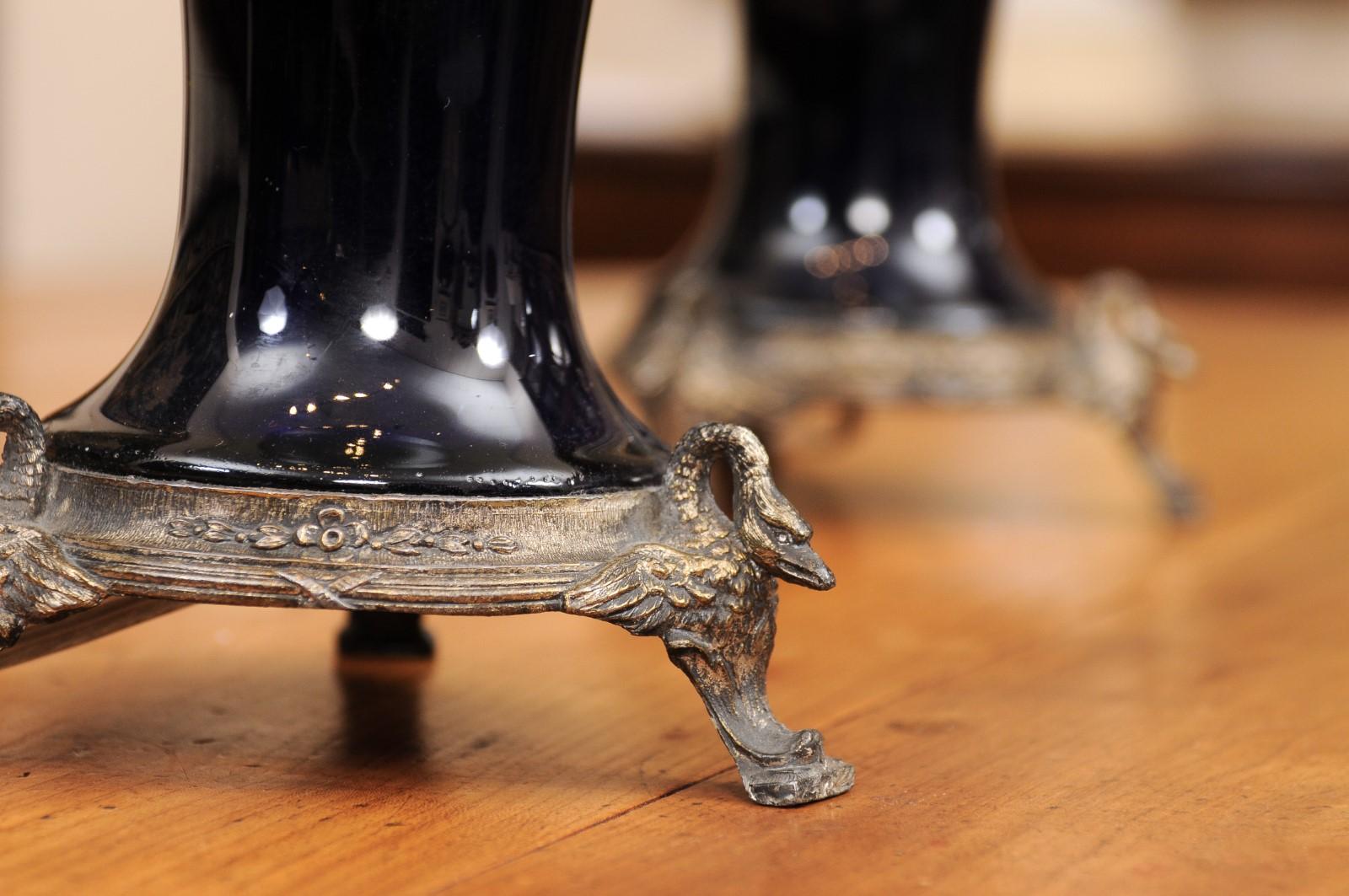 Paire de vases en porcelaine utilisés comme lampes, 20e siècle en vente 7