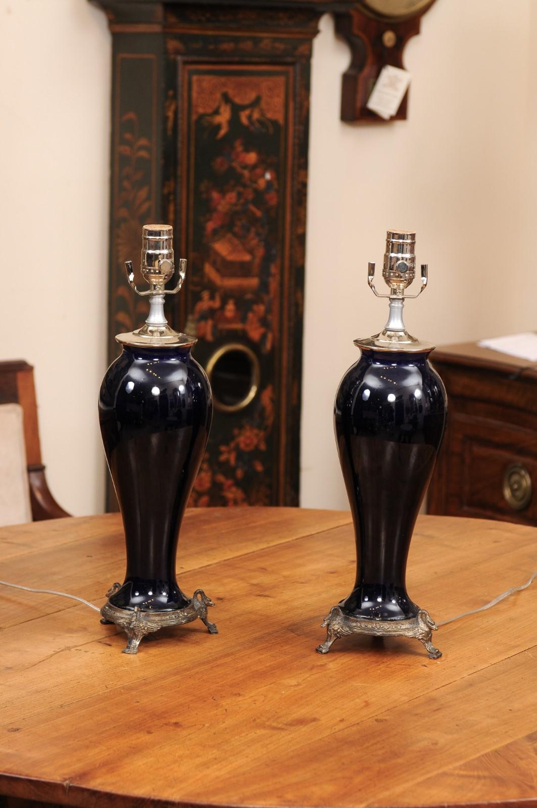 Paire de vases en porcelaine utilisés comme lampes, 20e siècle État moyen - En vente à Atlanta, GA
