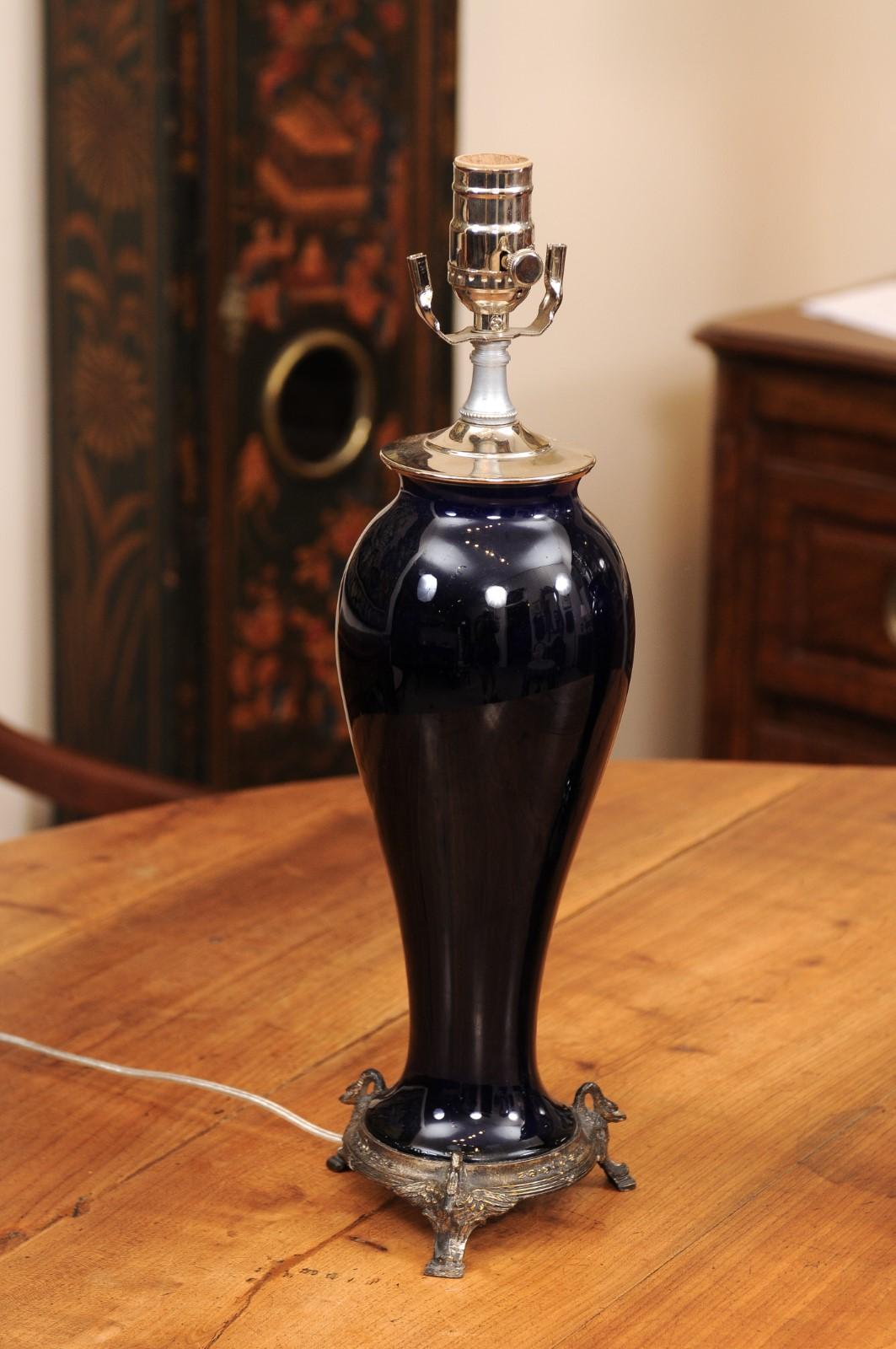 20ième siècle Paire de vases en porcelaine utilisés comme lampes, 20e siècle en vente