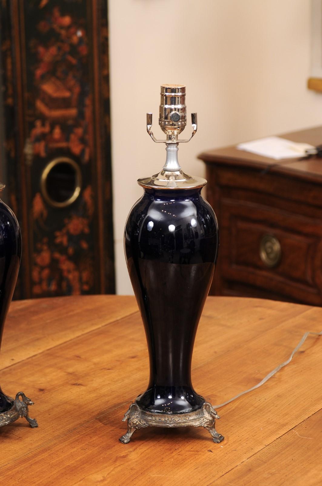 Porcelaine Paire de vases en porcelaine utilisés comme lampes, 20e siècle en vente