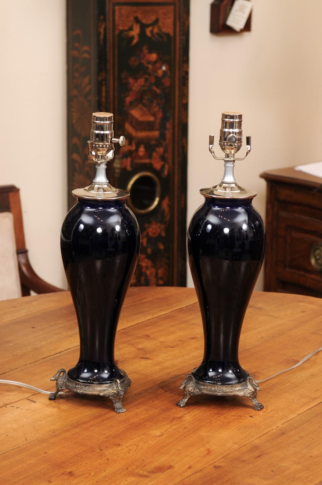 Paire de vases en porcelaine utilisés comme lampes, 20e siècle en vente 1
