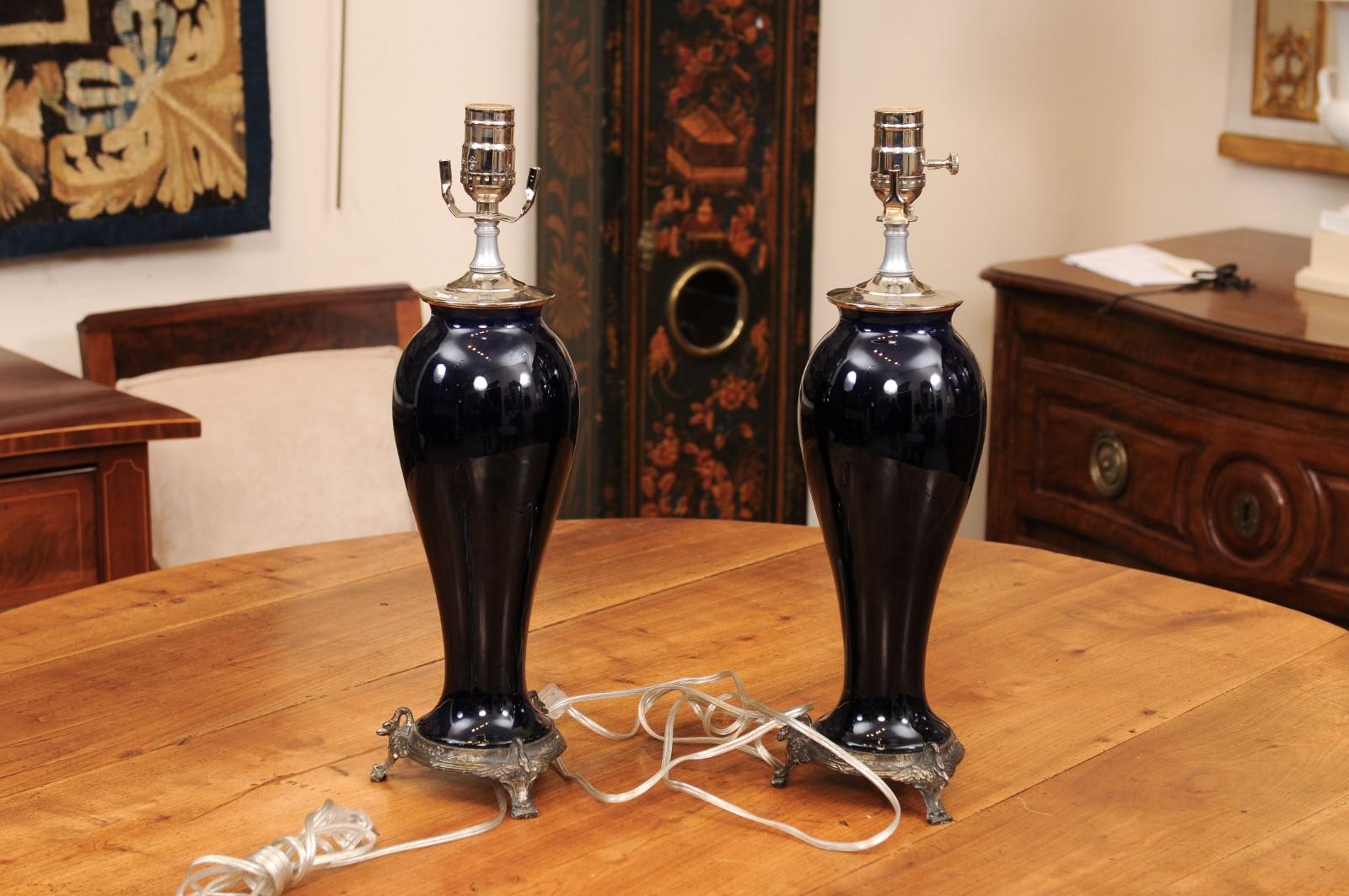 Paire de vases en porcelaine utilisés comme lampes, 20e siècle en vente 2