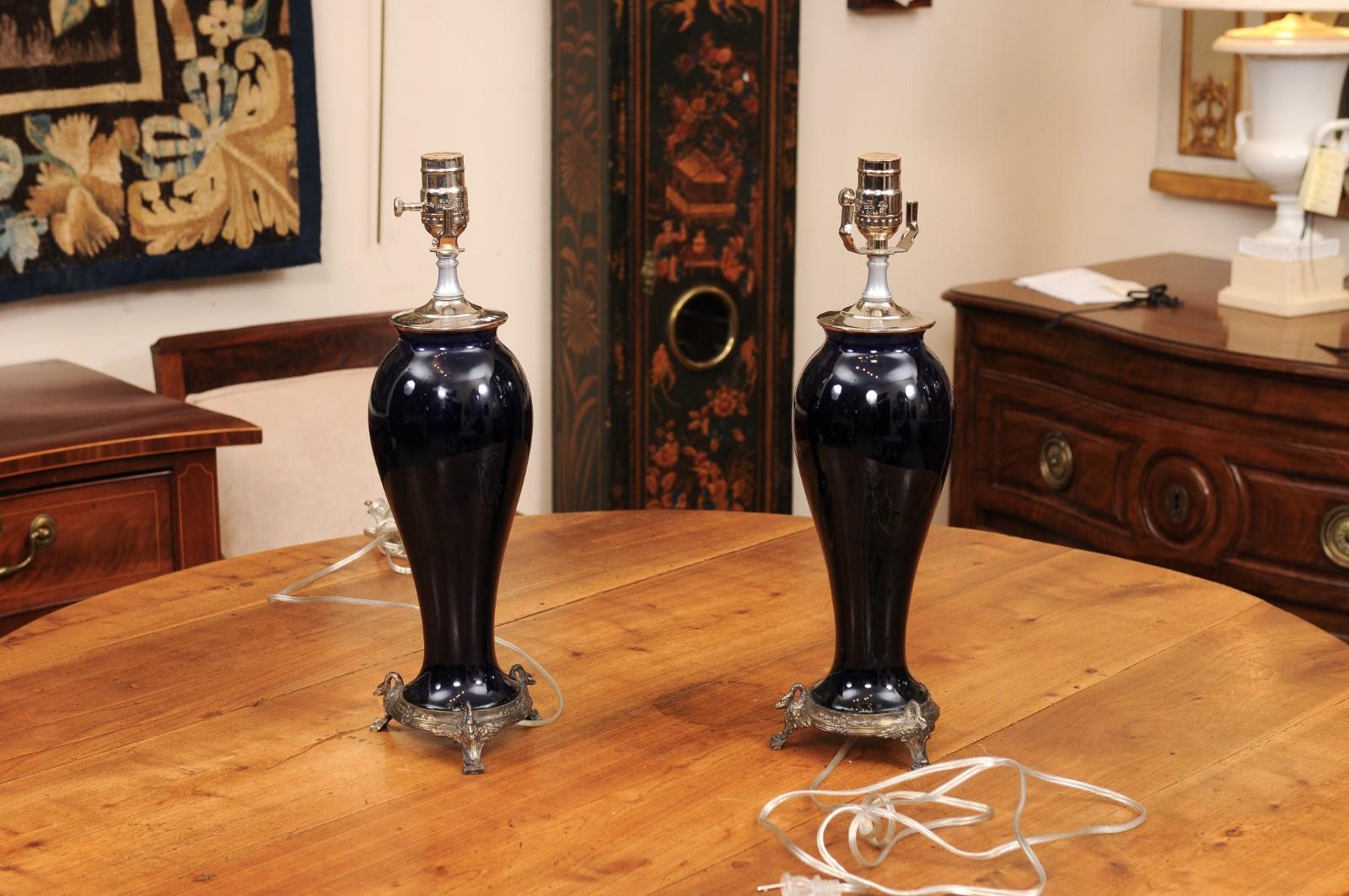 Paire de vases en porcelaine utilisés comme lampes, 20e siècle en vente 4