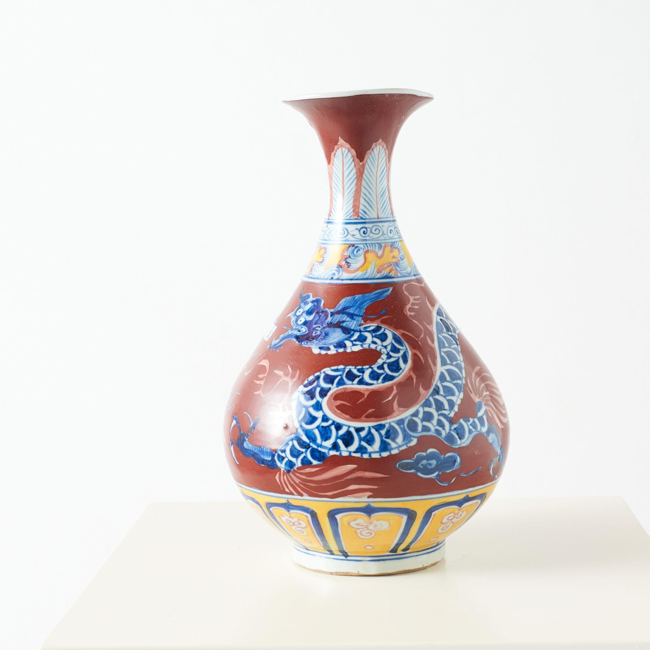 Pareja de jarrones de porcelana con motivos de dragones y lotos Chino en venta
