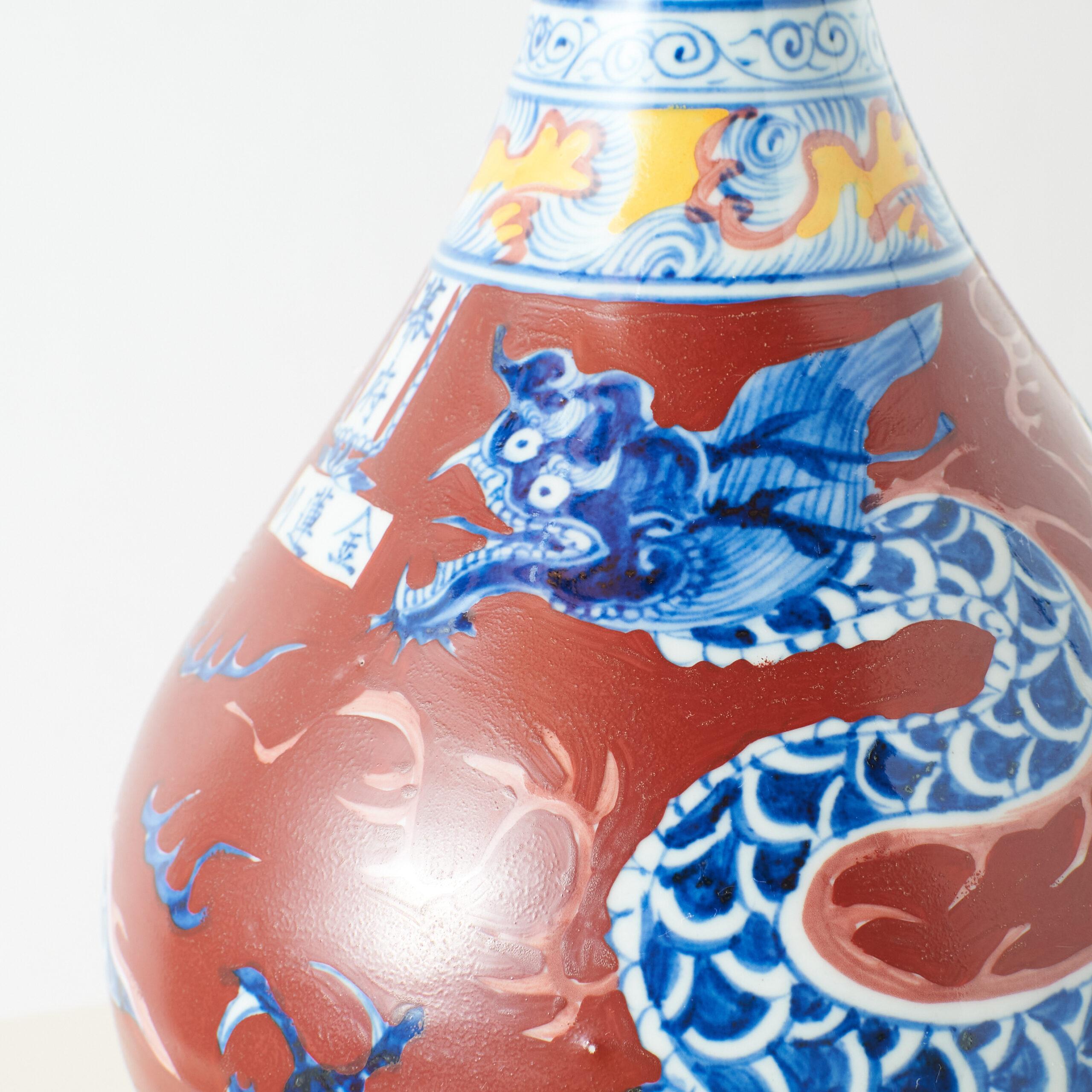 Pareja de jarrones de porcelana con motivos de dragones y lotos en Bueno estado para la venta en San Francisco, CA
