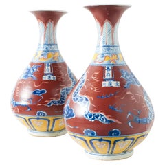 Pareja de jarrones de porcelana con motivos de dragones y lotos