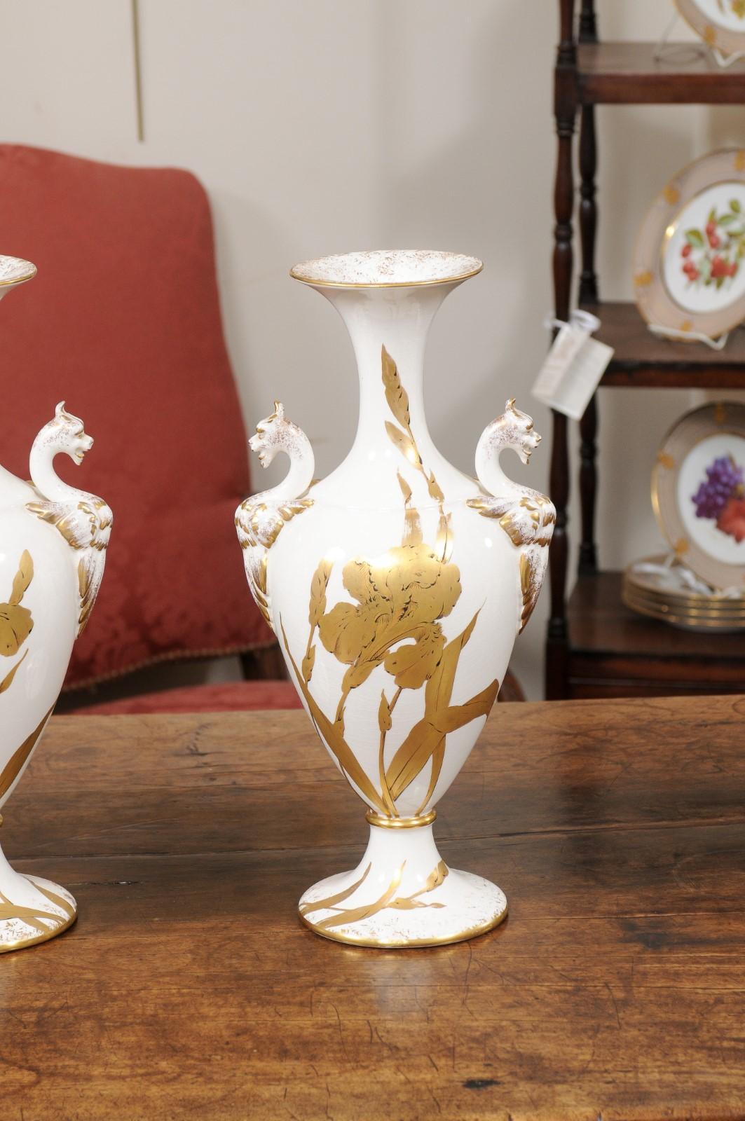 Paar Porzellanvasen mit vergoldeten, bemalten Irisen, Italien, 20. Jahrhundert im Angebot 10