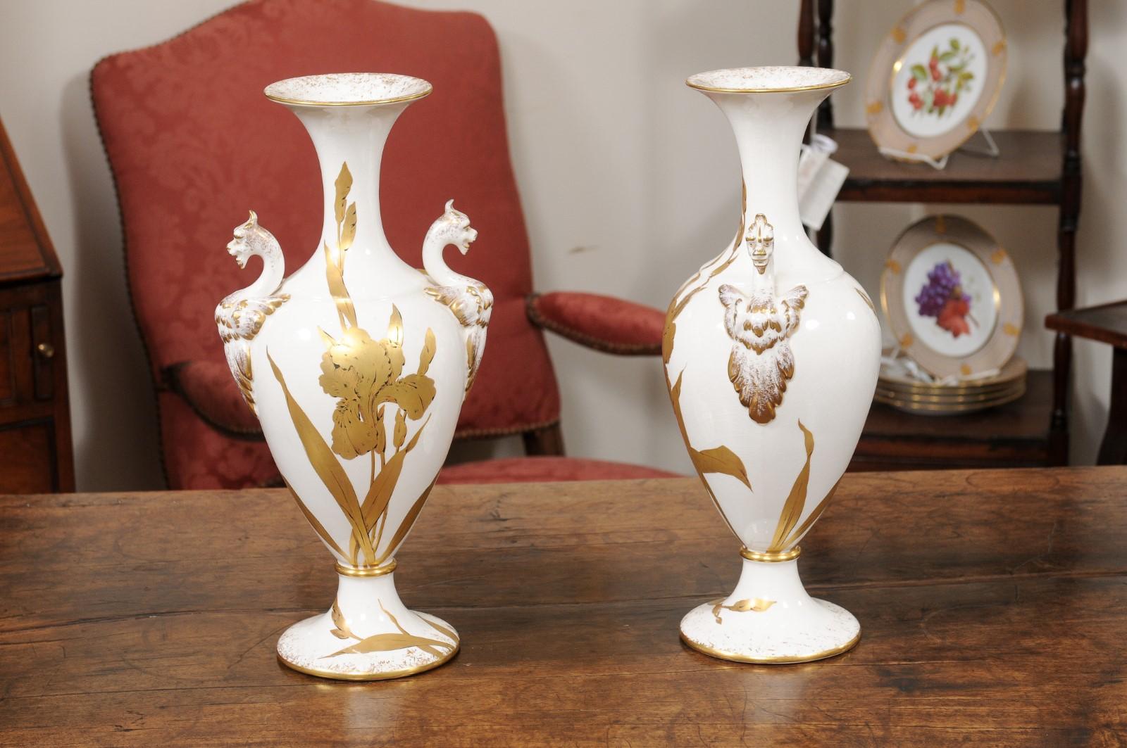 Paar Porzellanvasen mit vergoldeten, bemalten Irisen, Italien, 20. Jahrhundert im Angebot 3