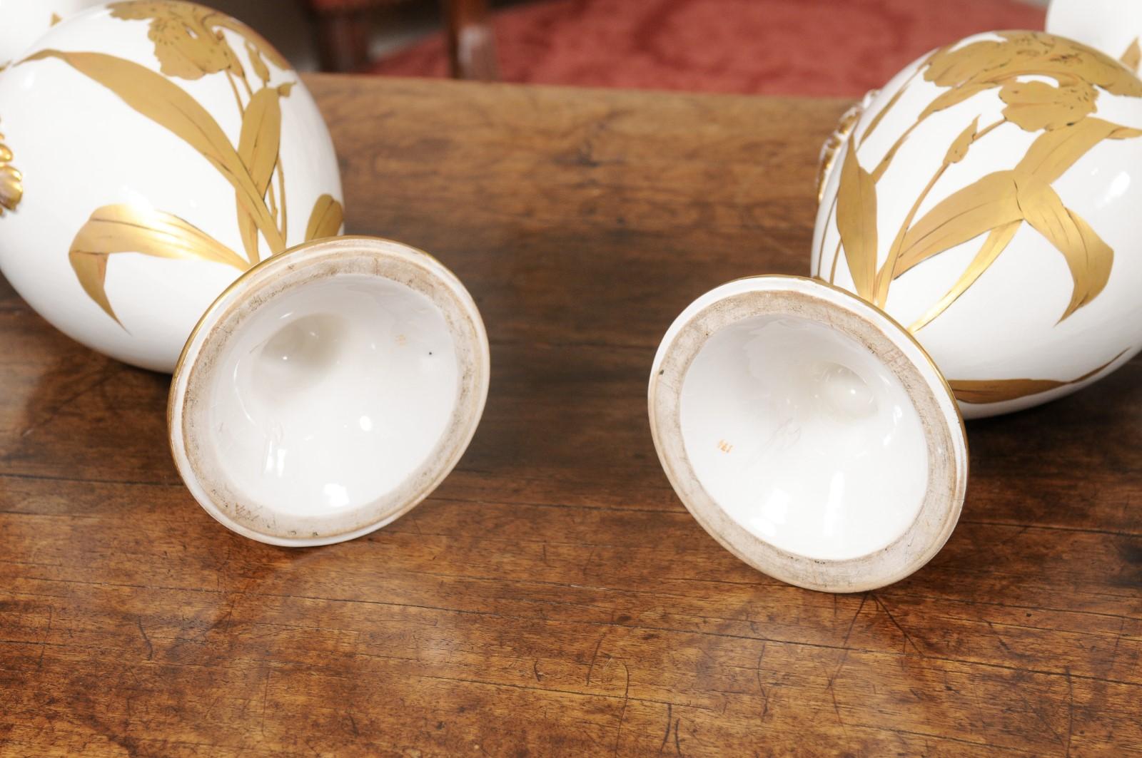 Pair of Porcelain Vases with Gilt Painted Irises, 20th Century Italy For Sale 5