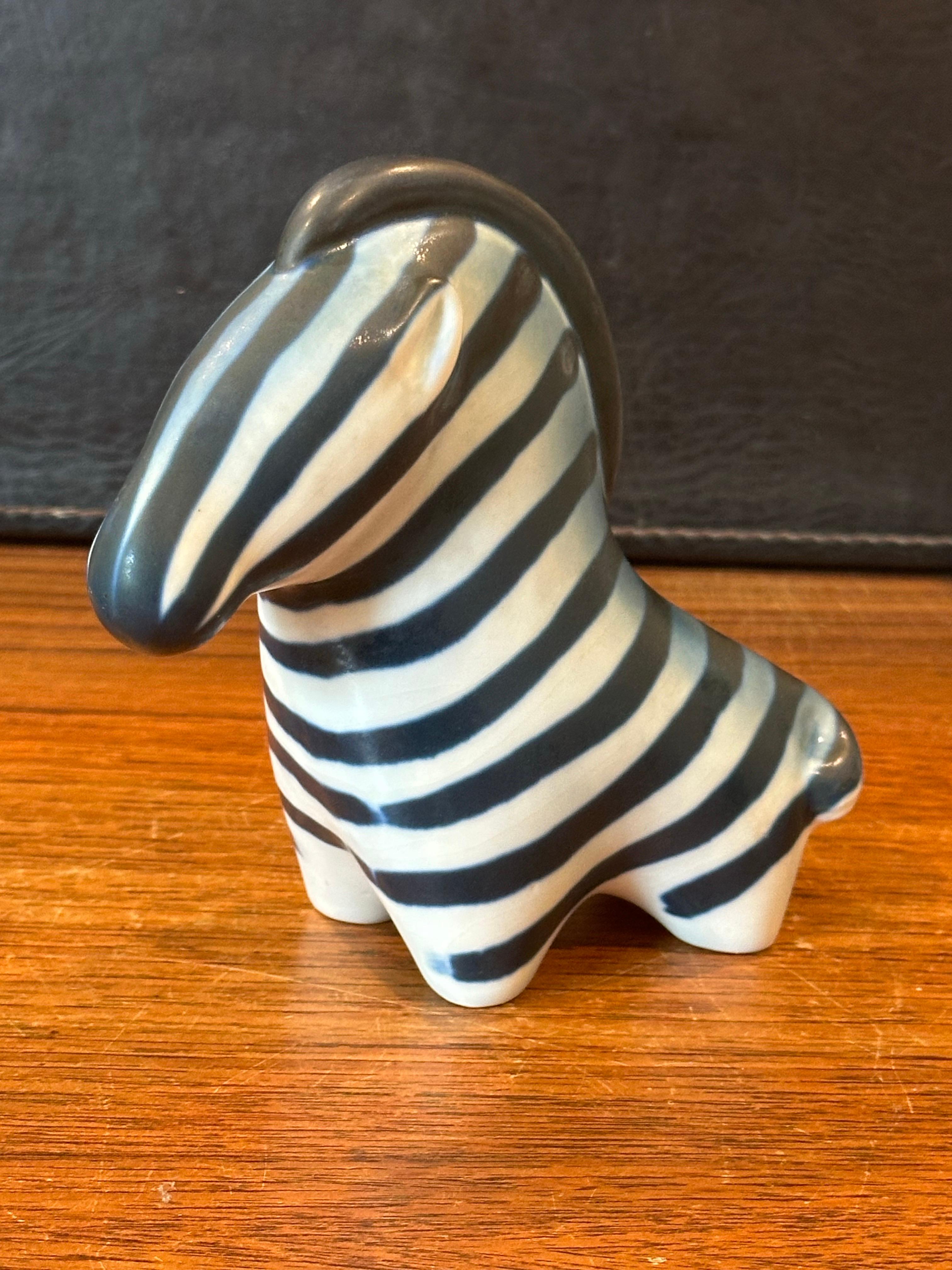 Coppia di sculture di Zebra in porcellana di Taisto Kaassinenv per Arabia of Finland in vendita 3