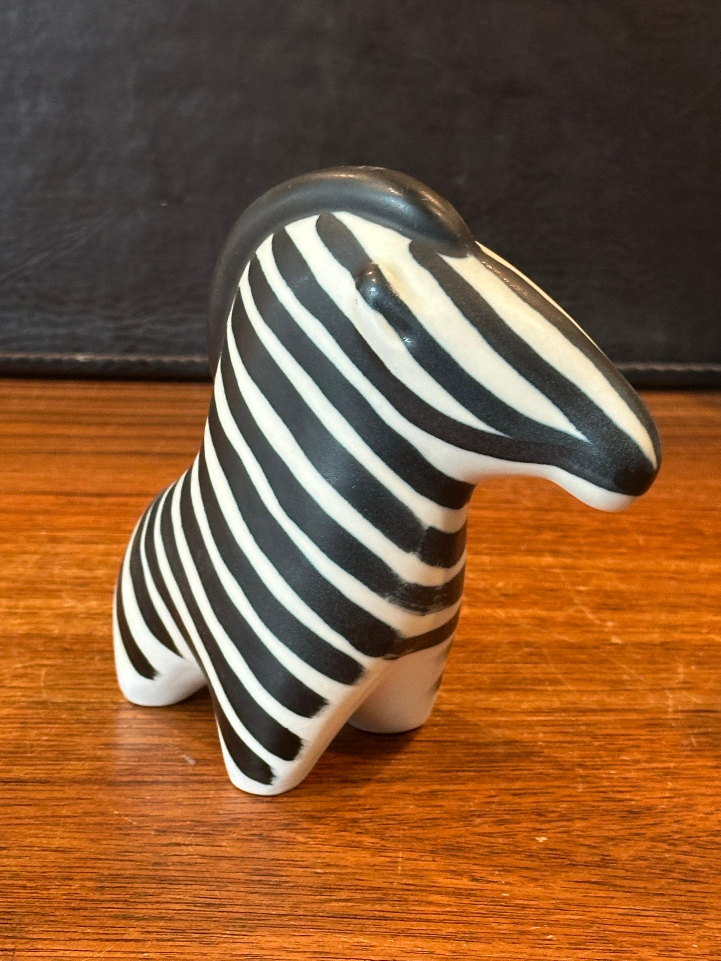 Coppia di sculture di Zebra in porcellana di Taisto Kaassinenv per Arabia of Finland in vendita 6